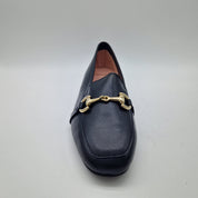 MOCASÍN CON ESTRIBO EN PIEL NEGRA