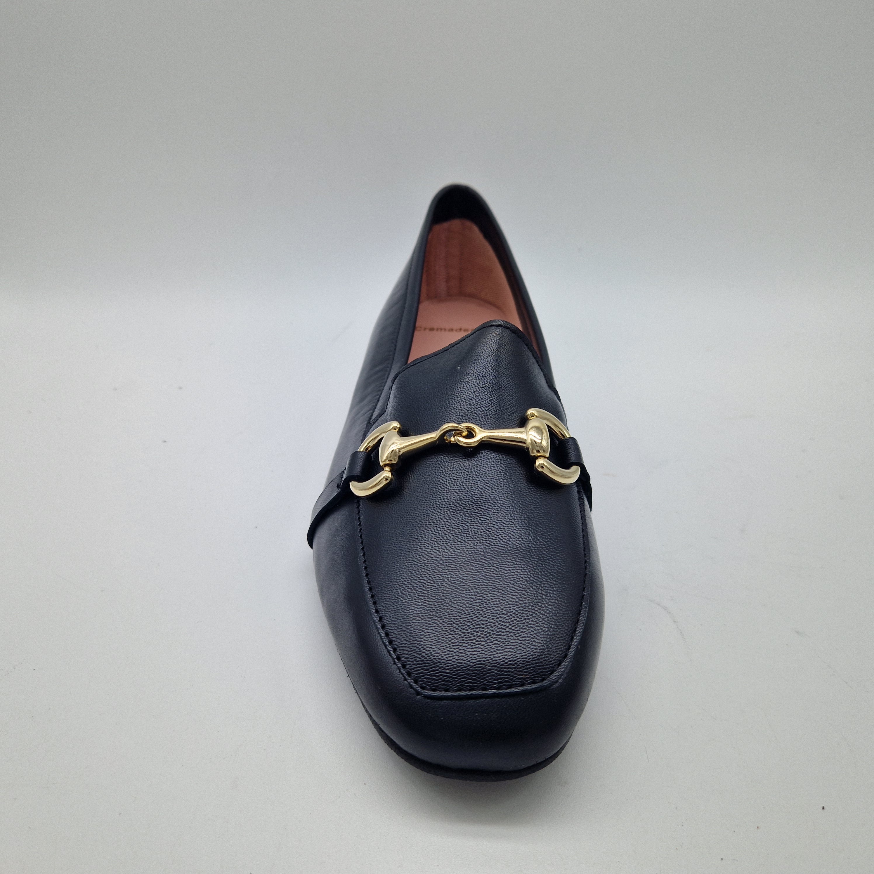 MOCASÍN CON ESTRIBO EN PIEL NEGRA