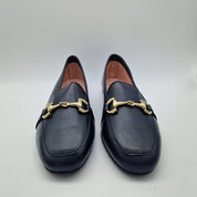MOCASÍN CON ESTRIBO EN PIEL NEGRA