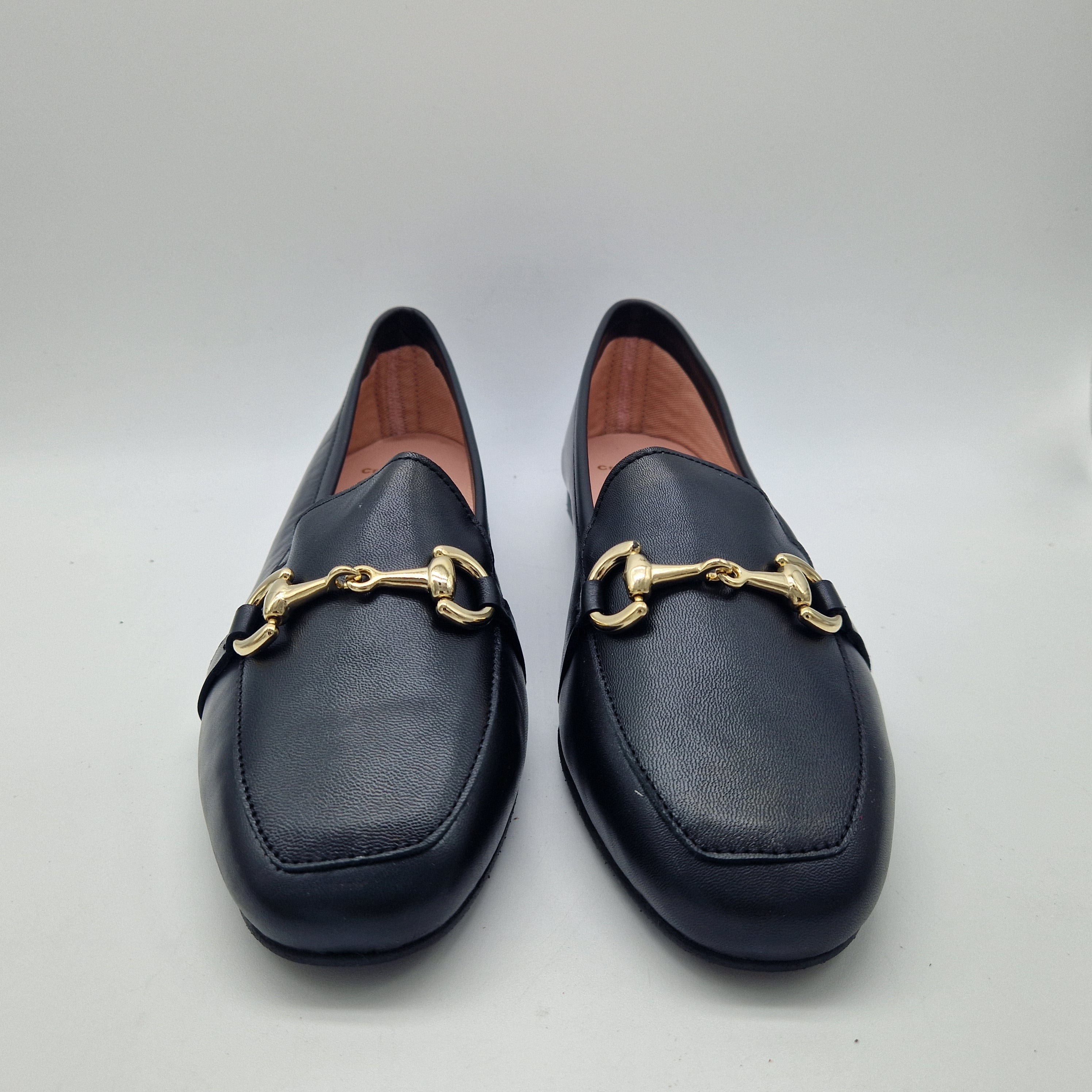 MOCASÍN CON ESTRIBO EN PIEL NEGRA
