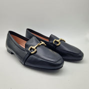 MOCASÍN CON ESTRIBO EN PIEL NEGRA
