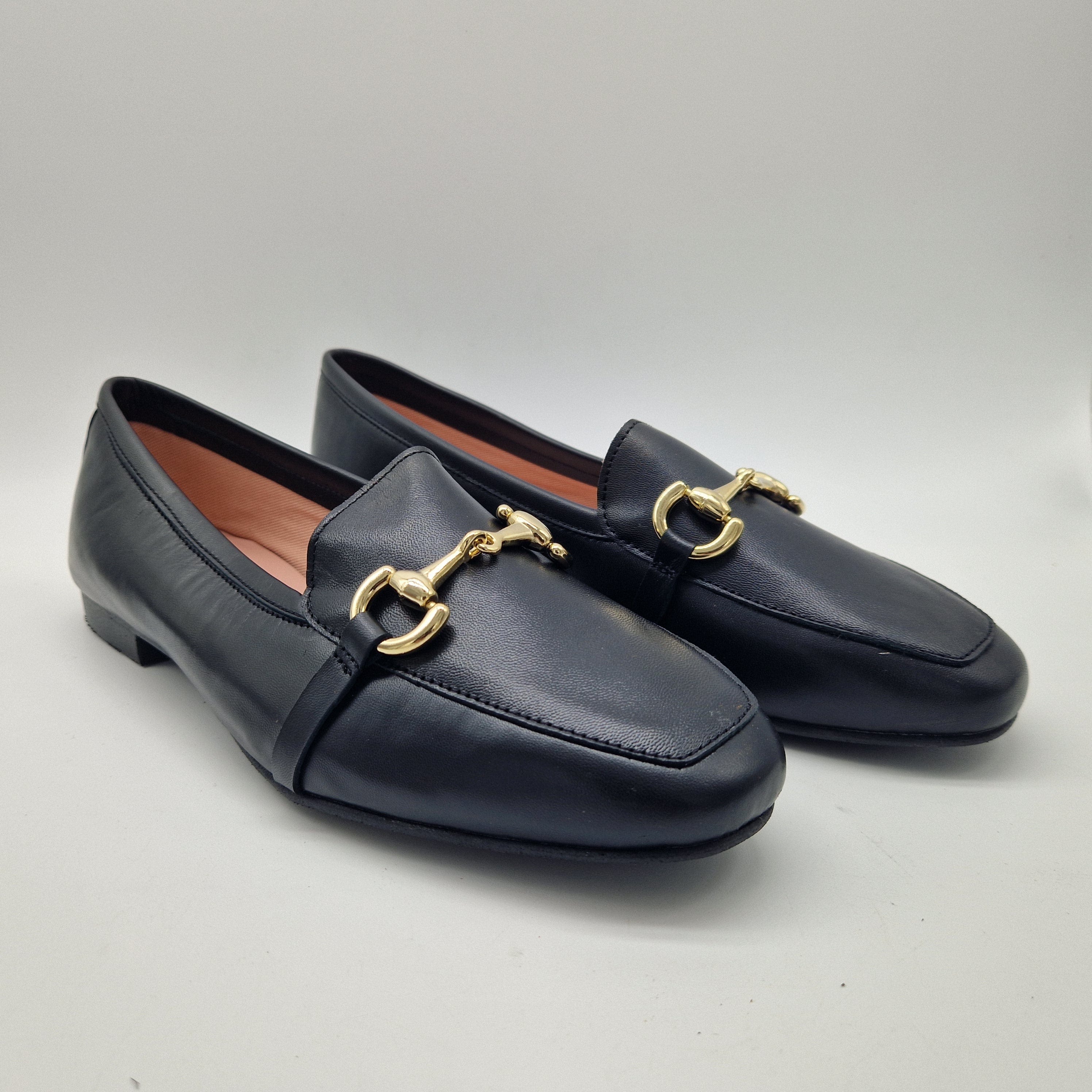 MOCASÍN CON ESTRIBO EN PIEL NEGRA
