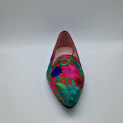 COPETE CON FLORES BORDADAS EN ROJO