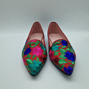 COPETE CON FLORES BORDADAS EN ROJO