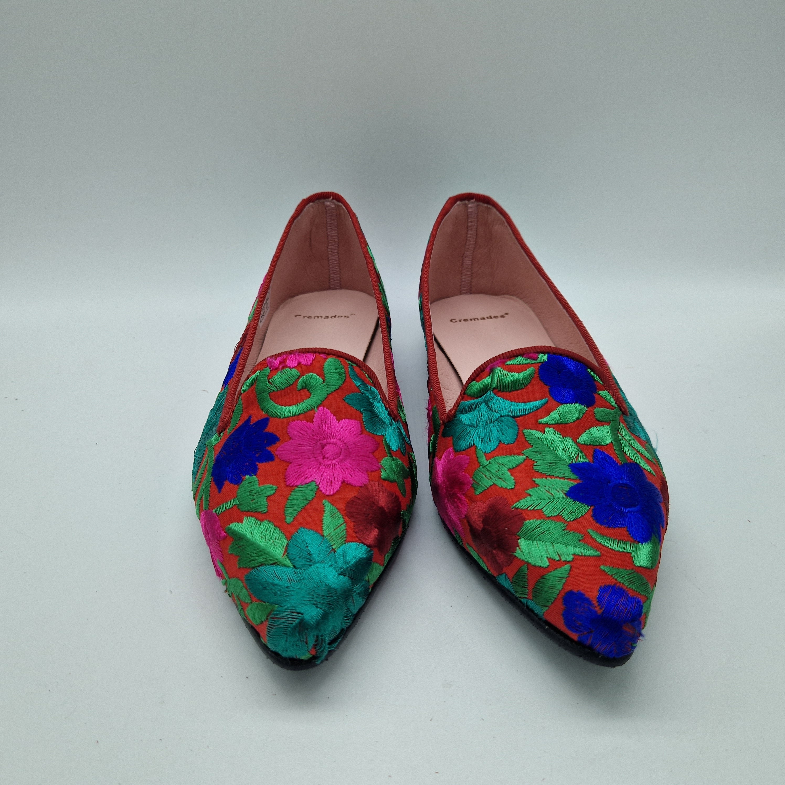 COPETE CON FLORES BORDADAS EN ROJO