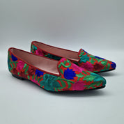 COPETE CON FLORES BORDADAS EN ROJO