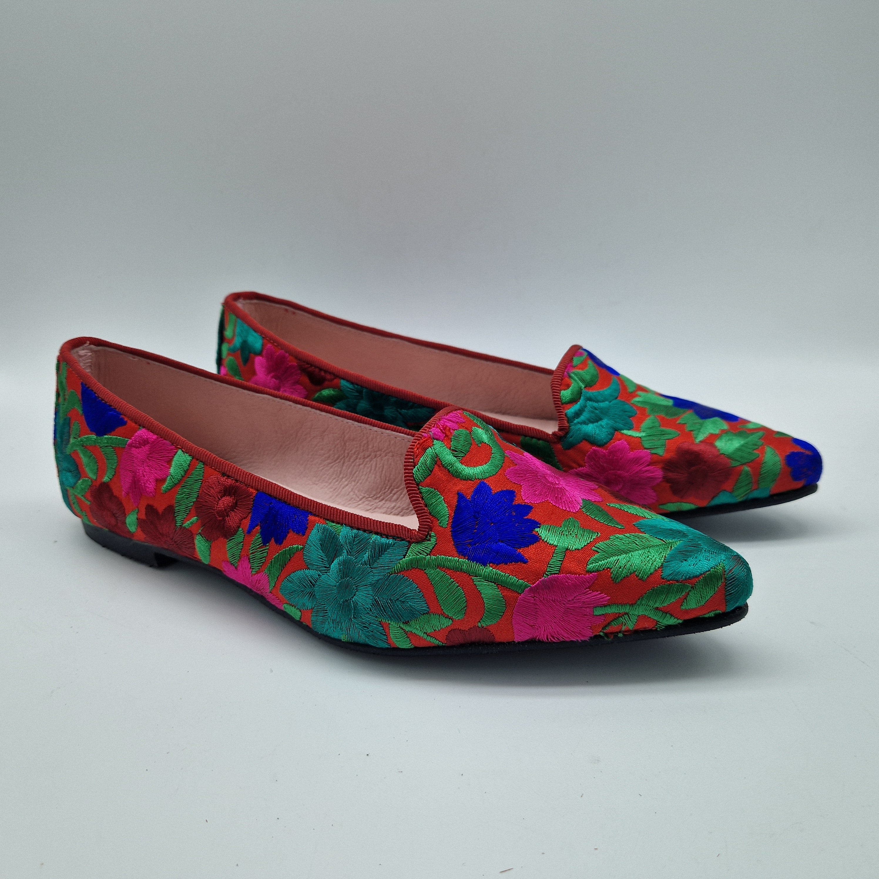 COPETE CON FLORES BORDADAS EN ROJO