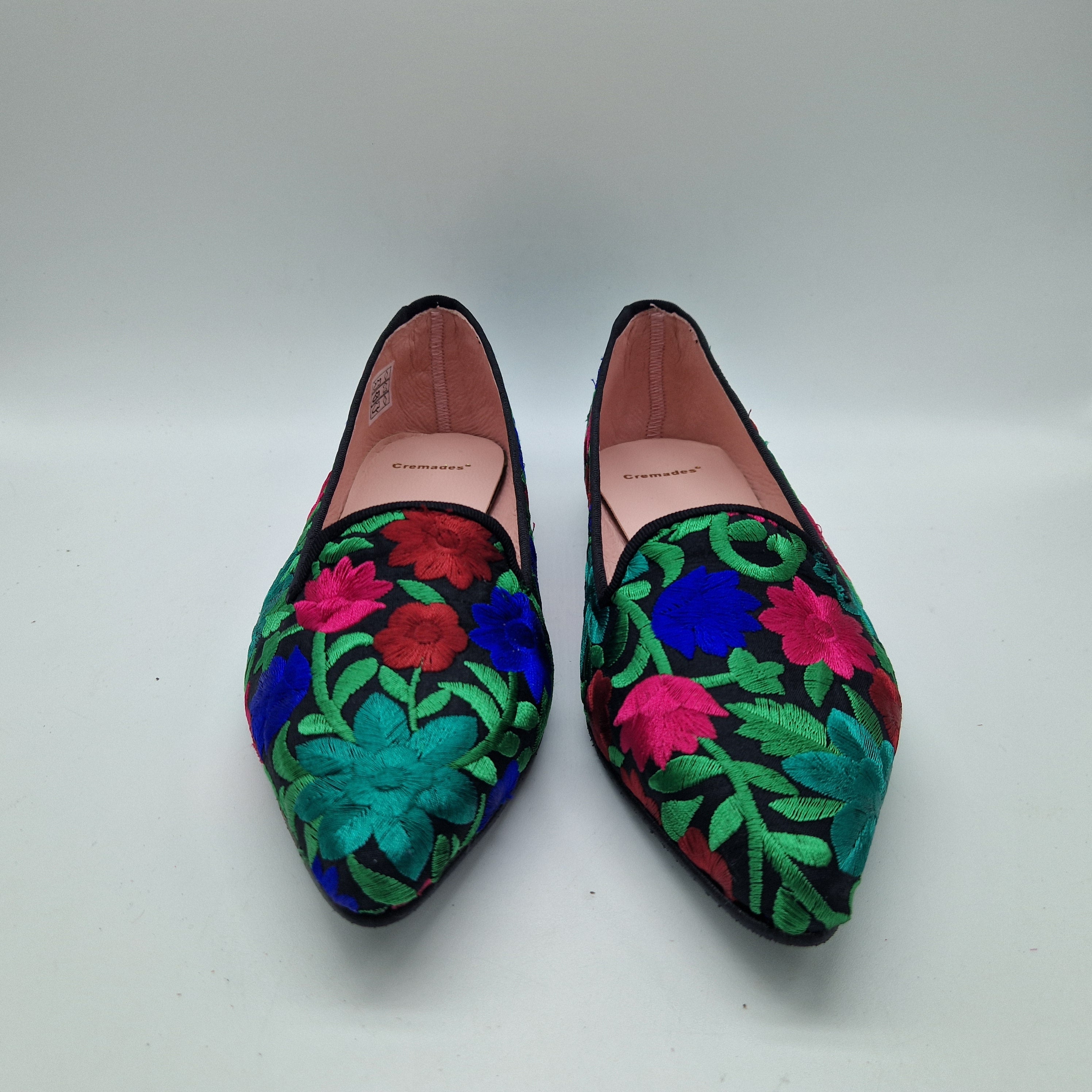 COPTE CON FLORES BORDADAS EN NEGRO