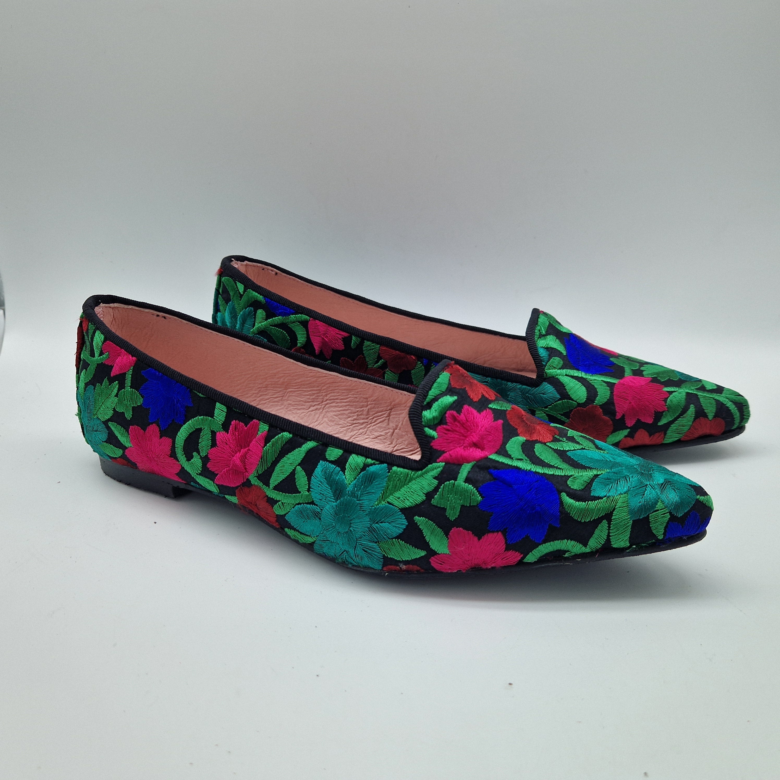 COPTE CON FLORES BORDADAS EN NEGRO