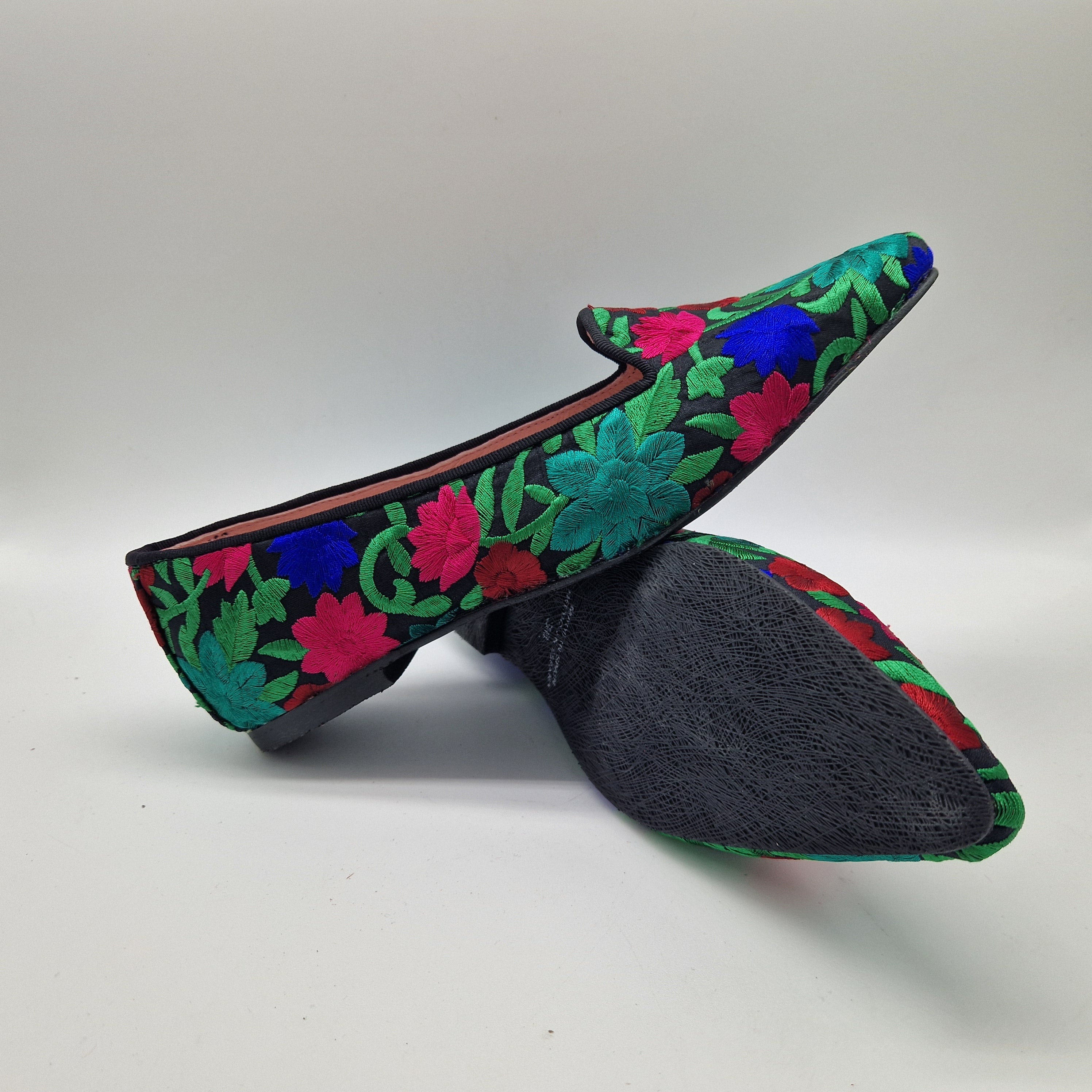 COPTE CON FLORES BORDADAS EN NEGRO
