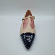MERCEDES EN PIEL BEIGE Y PUNTERA CHAROL NEGRO