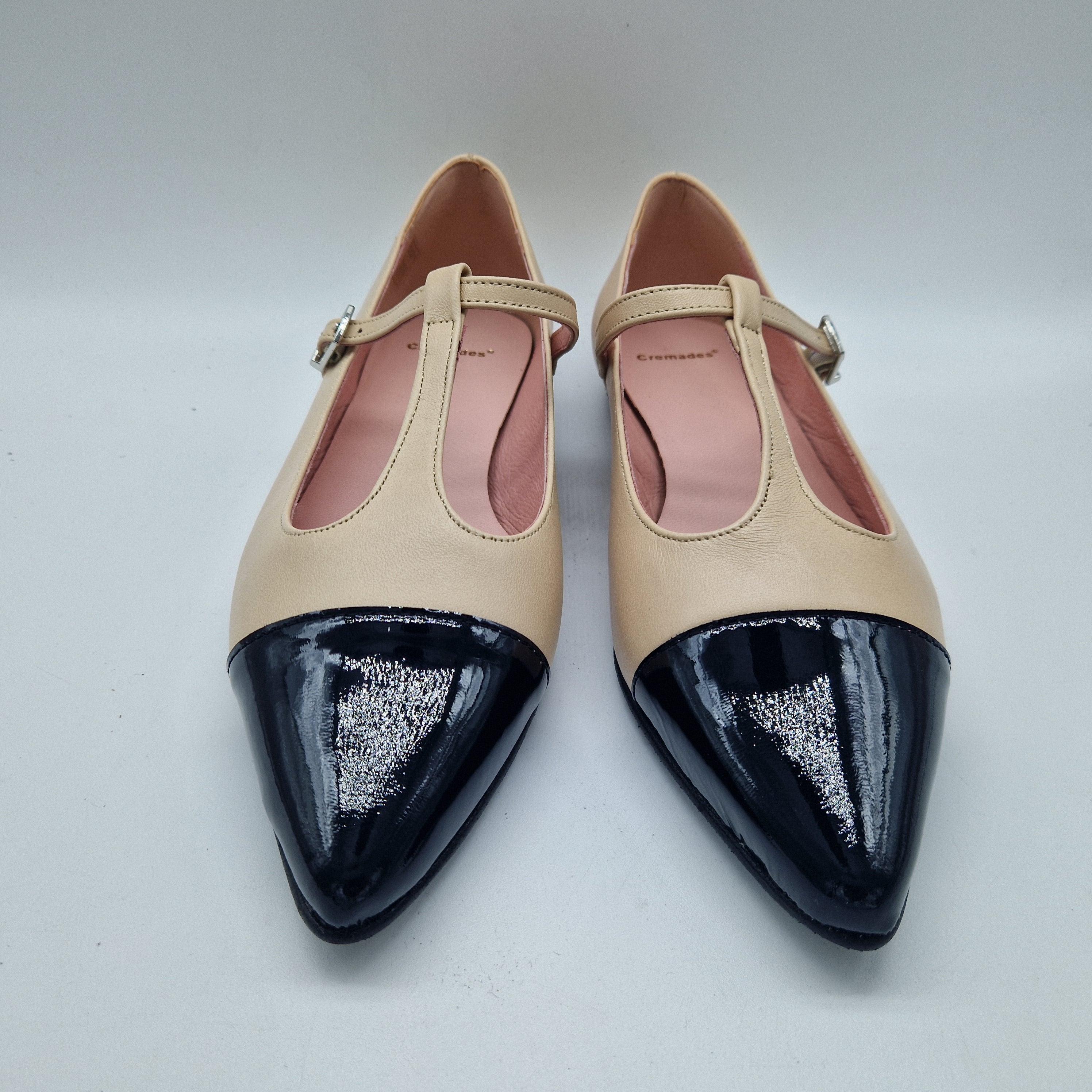 MERCEDES EN PIEL BEIGE Y PUNTERA CHAROL NEGRO