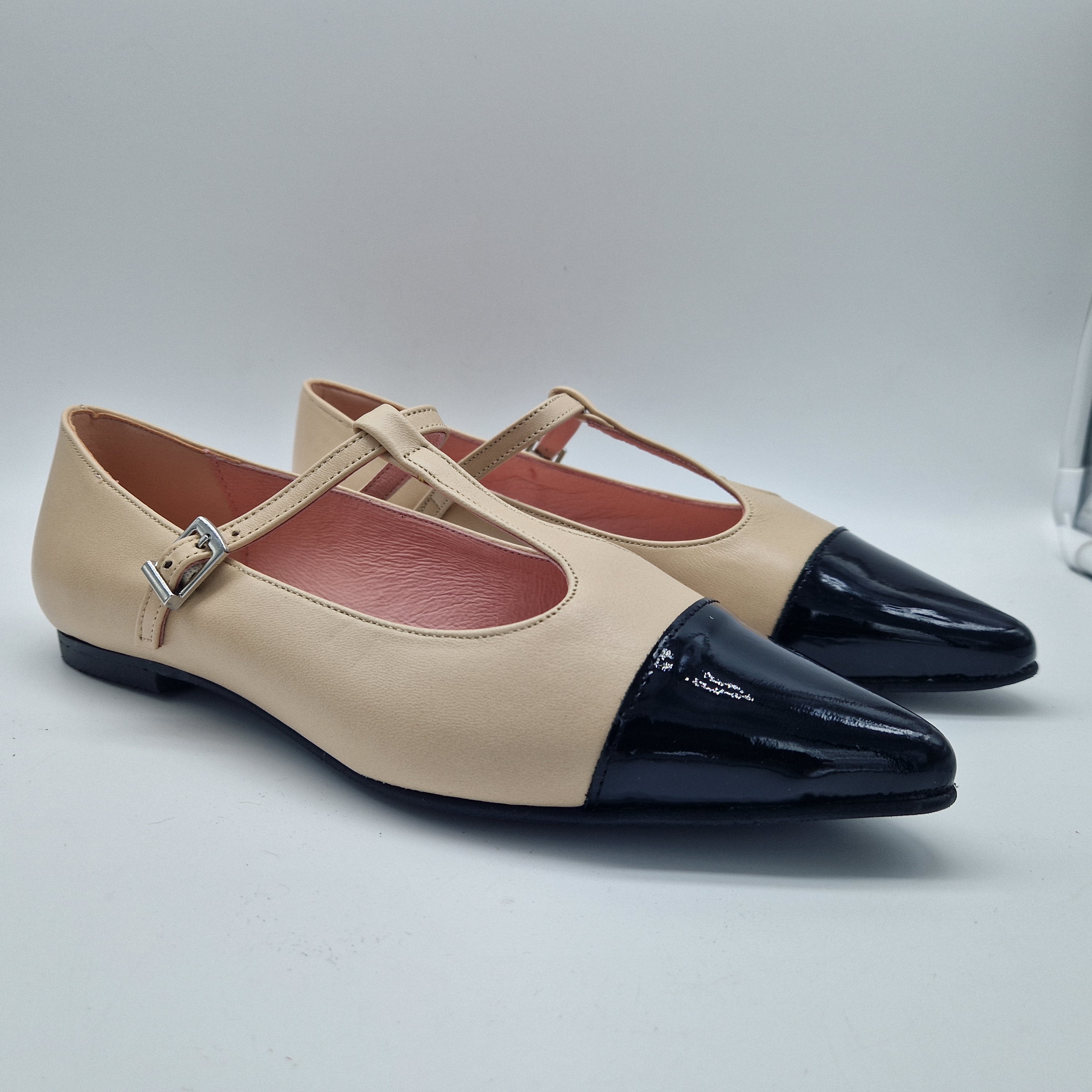 MERCEDES EN PIEL BEIGE Y PUNTERA CHAROL NEGRO