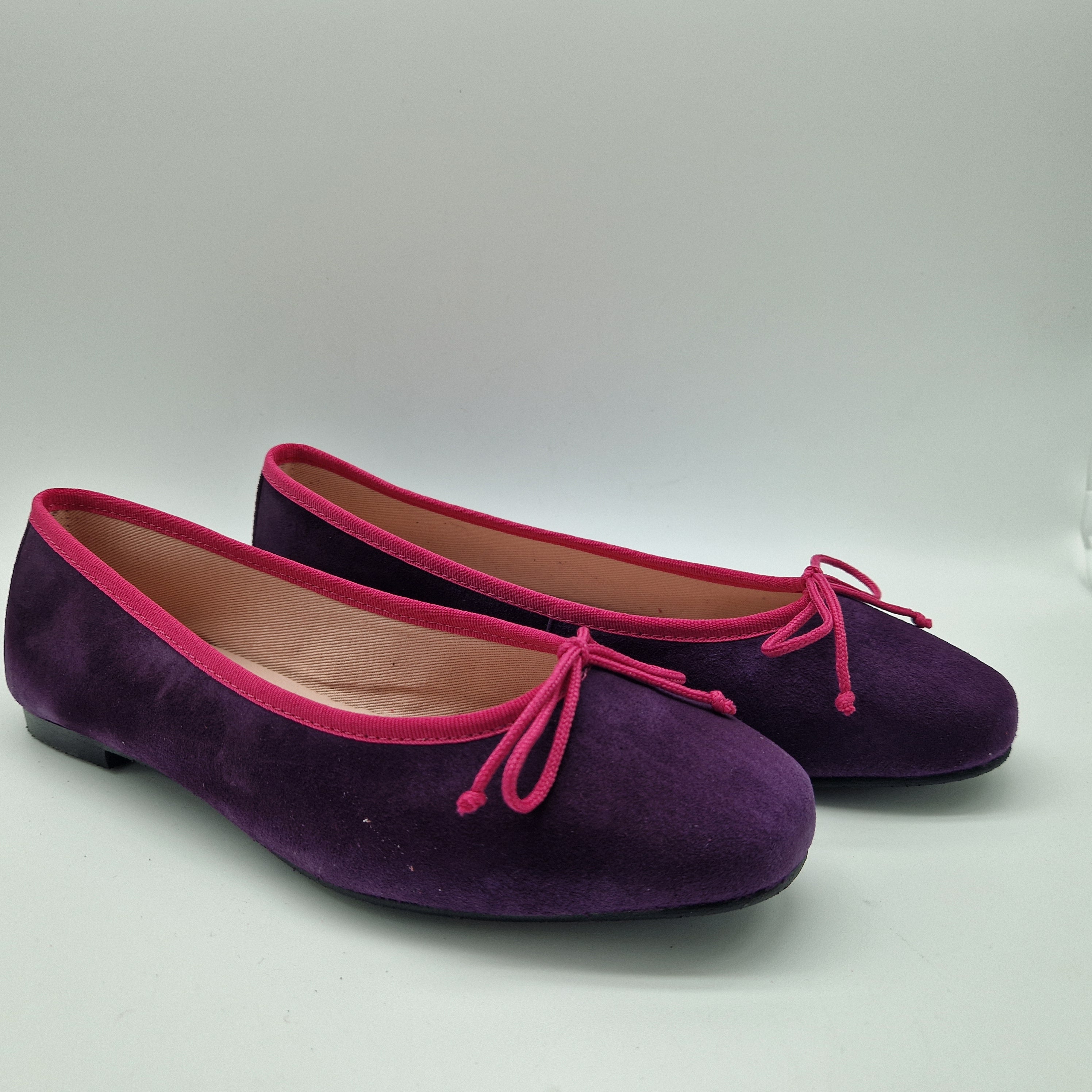 BAILARINA EN ANTE MORADO Y LAZO FUXIA
