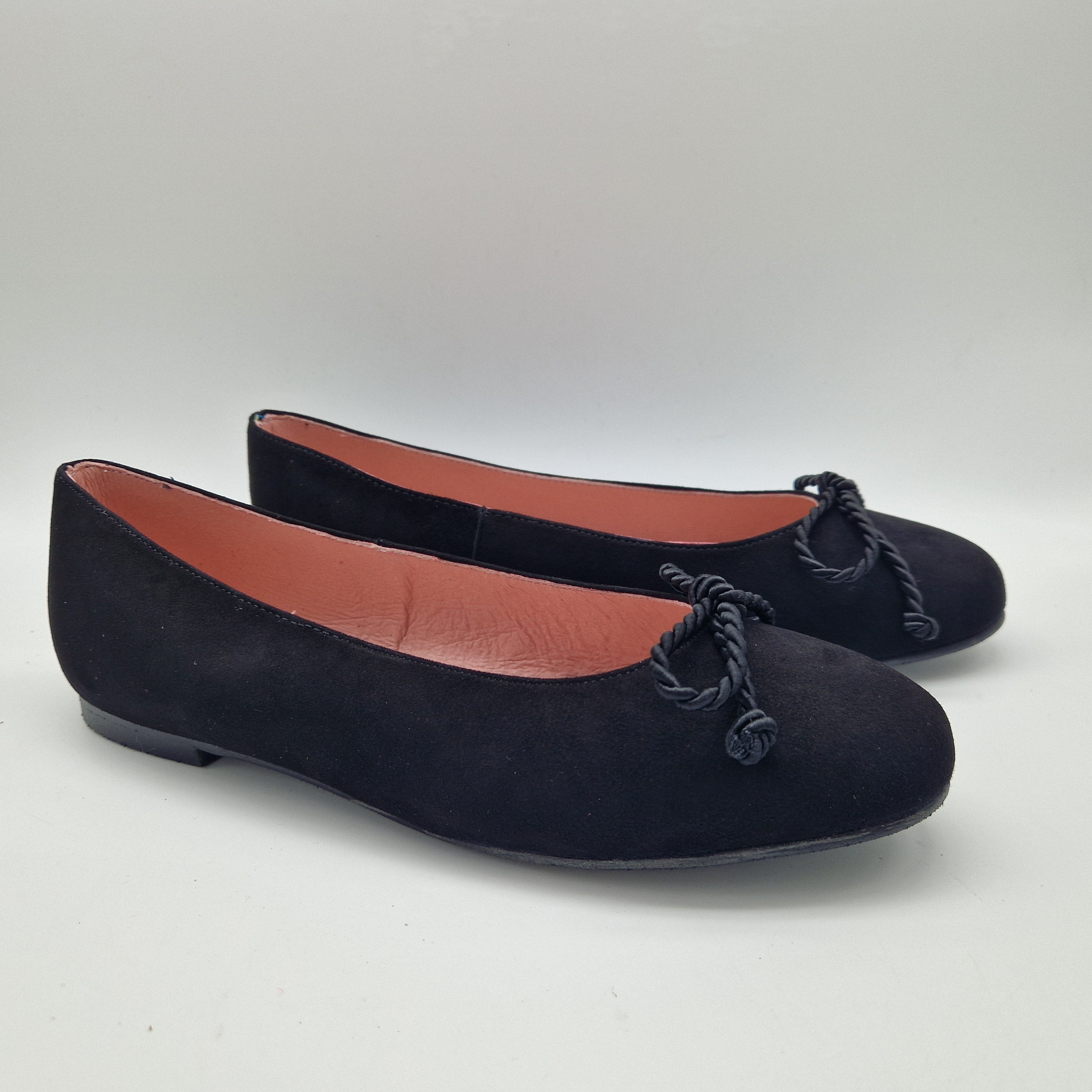 BAILARINA CLÁSICA EN TERCIOPELO NEGRO