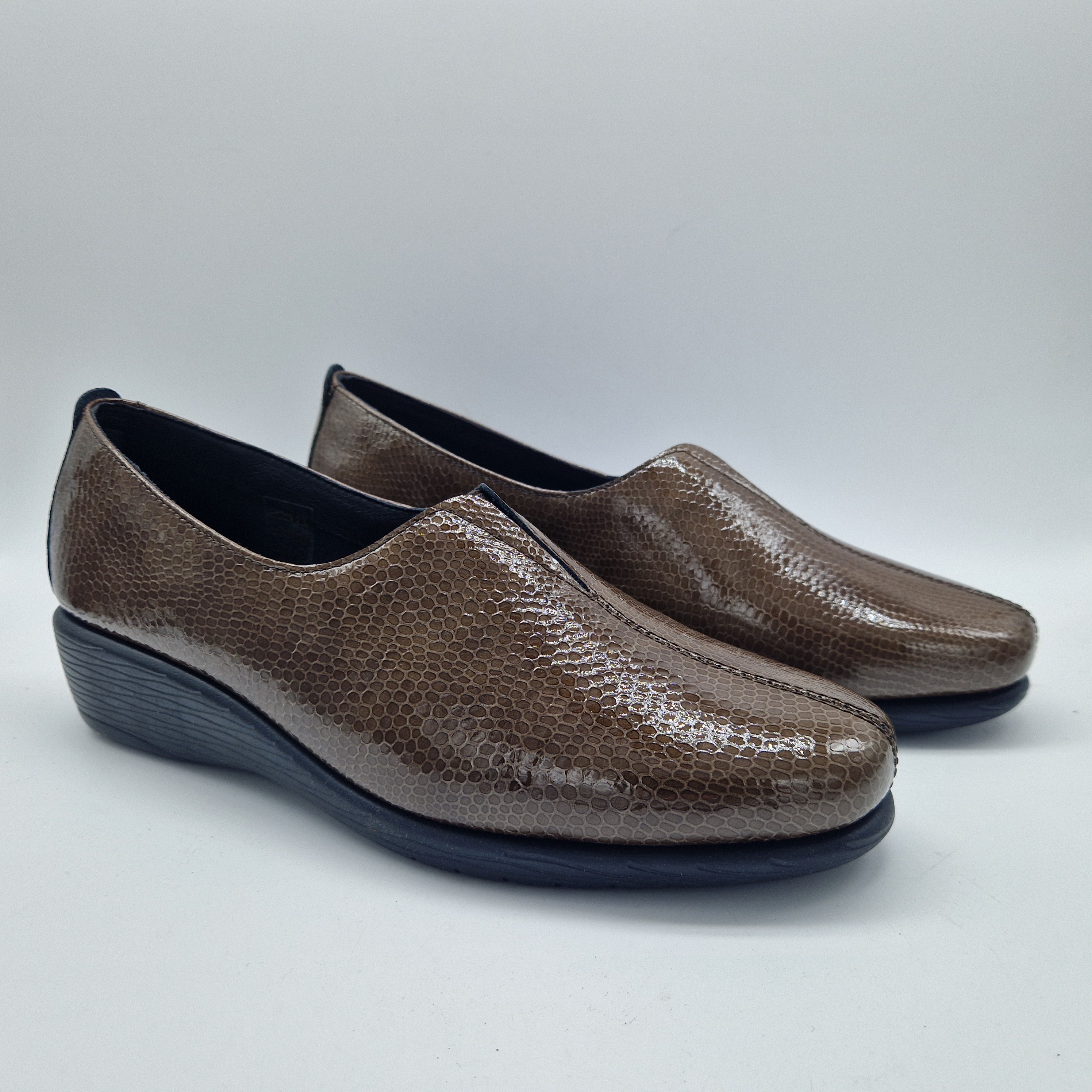 COPETE EN PIEL GRABADA TAUPE