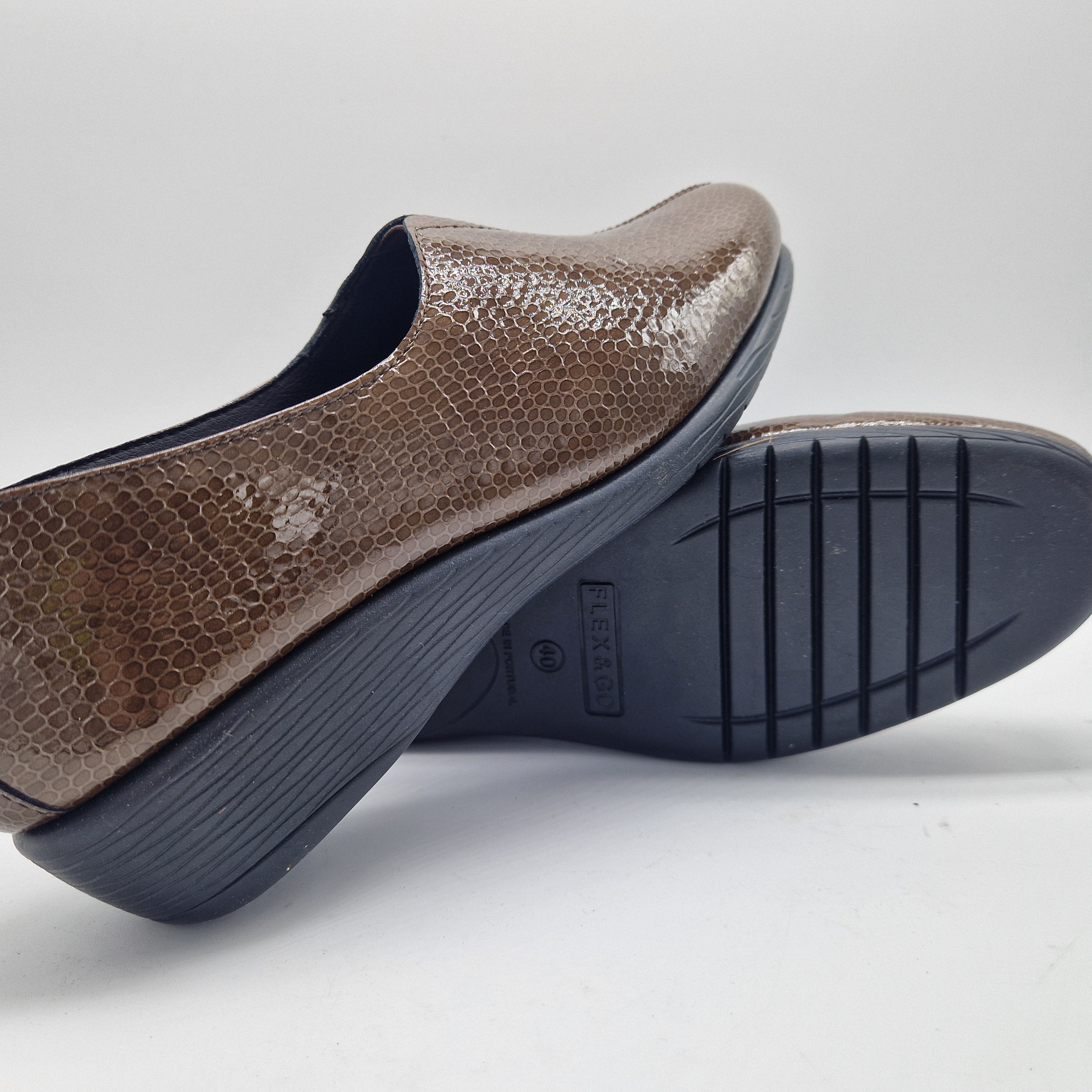 COPETE EN PIEL GRABADA TAUPE