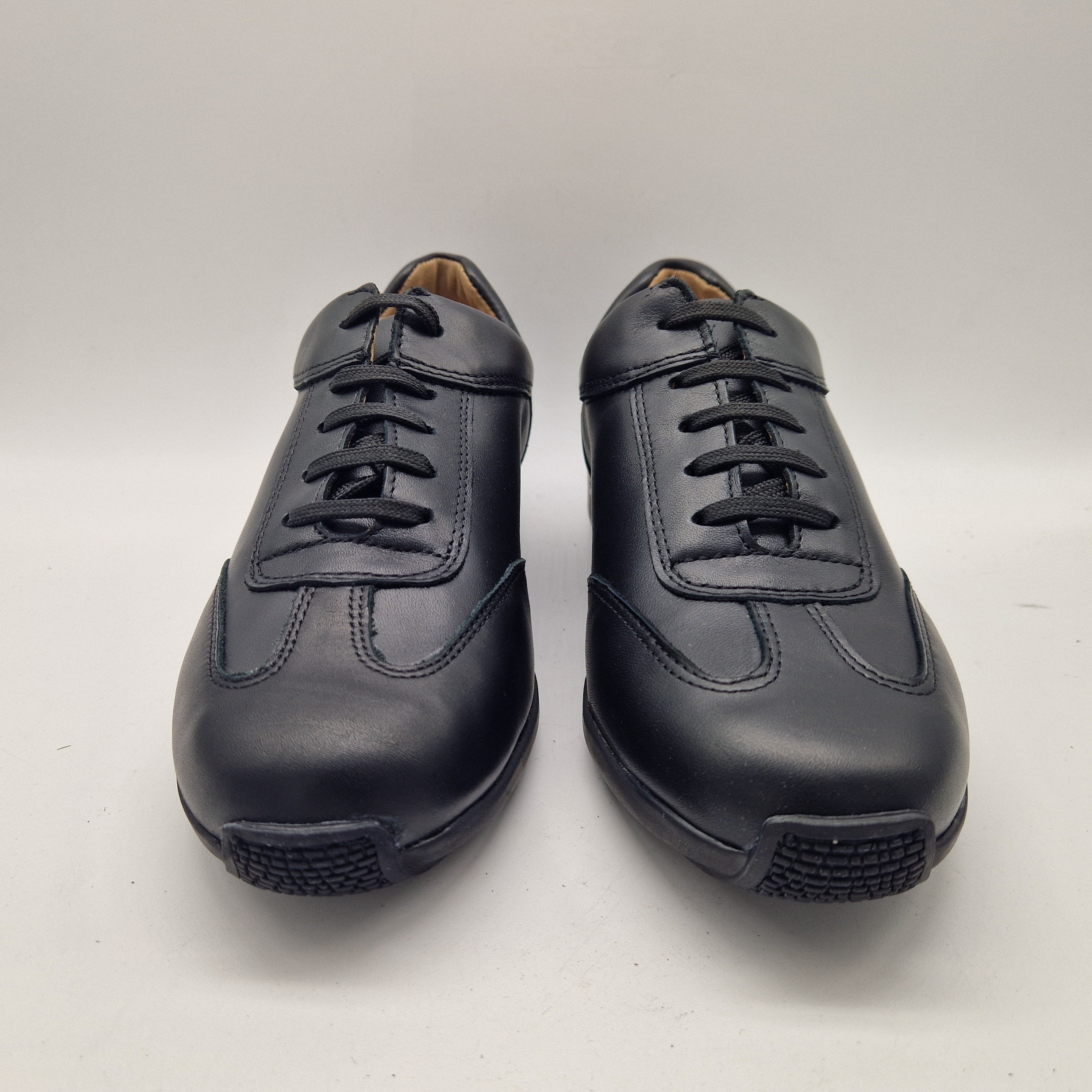 DEPORTIVO DE PIEL NEGRA