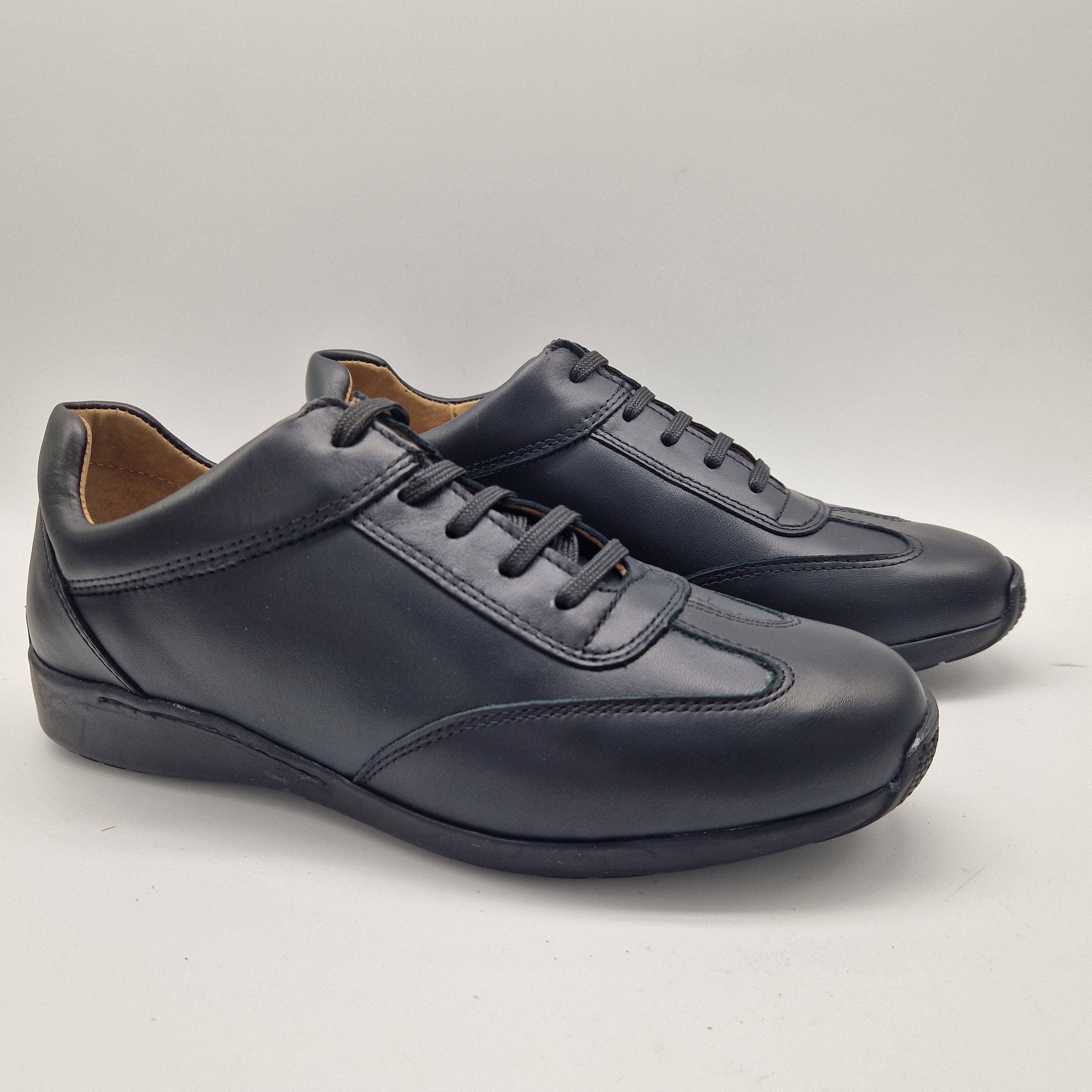 DEPORTIVO DE PIEL NEGRA