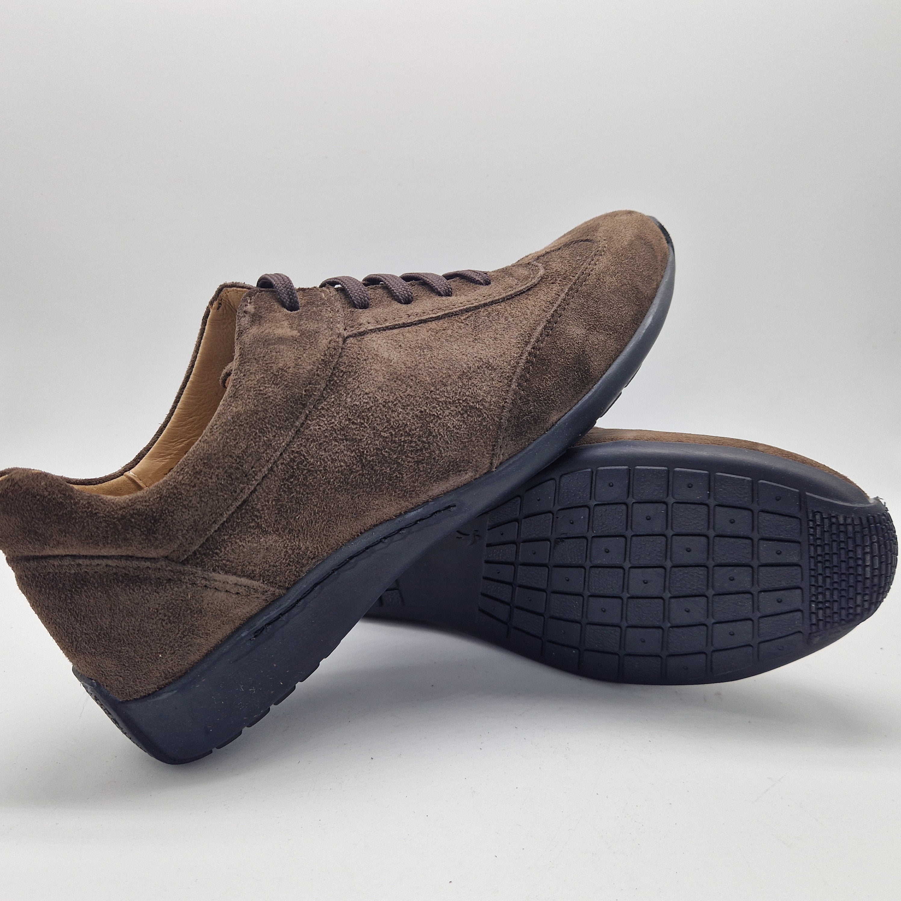 DEPORTIVO EN SERRAJE MARRÓN