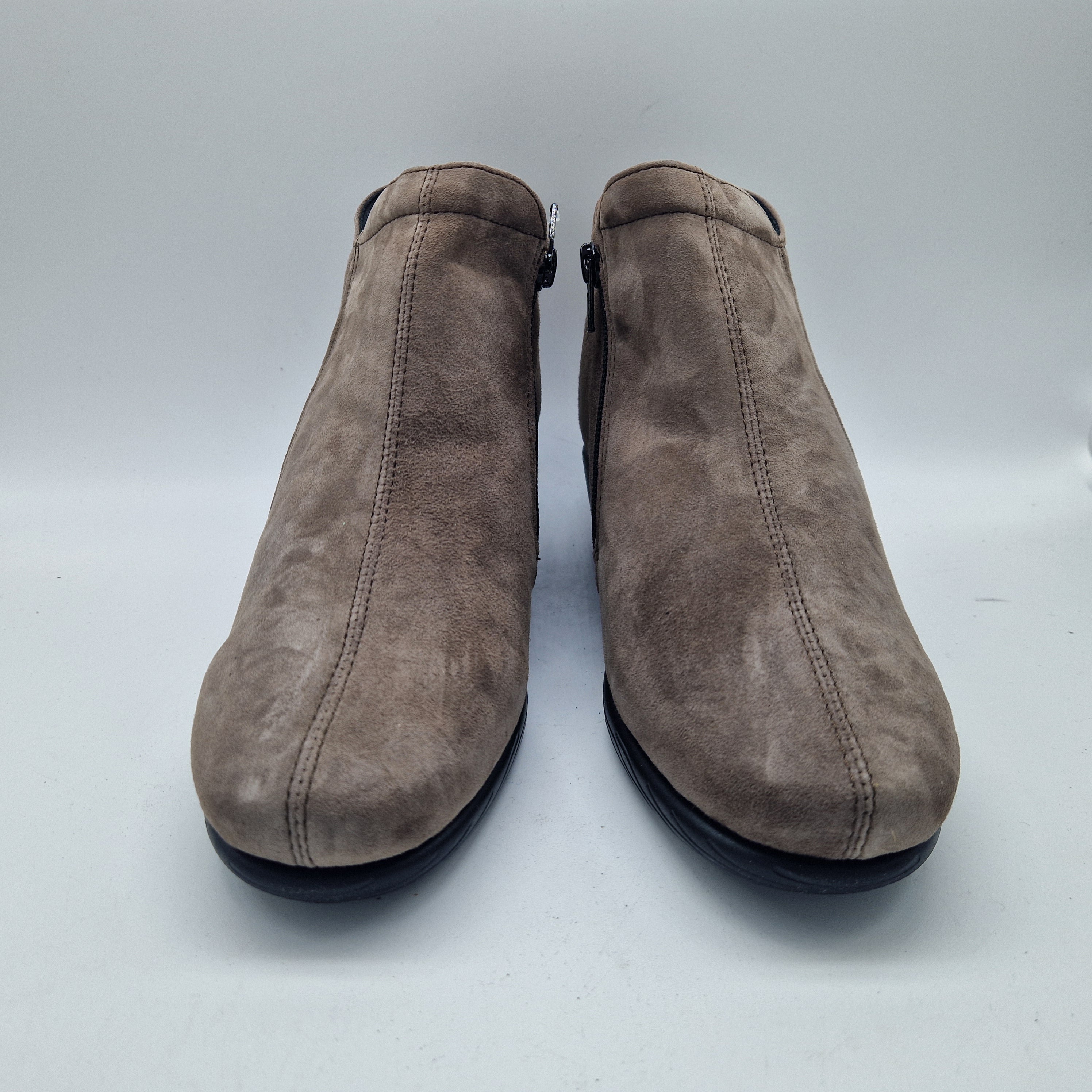 BOTÍN CÓMODO EN ANTE TAUPE