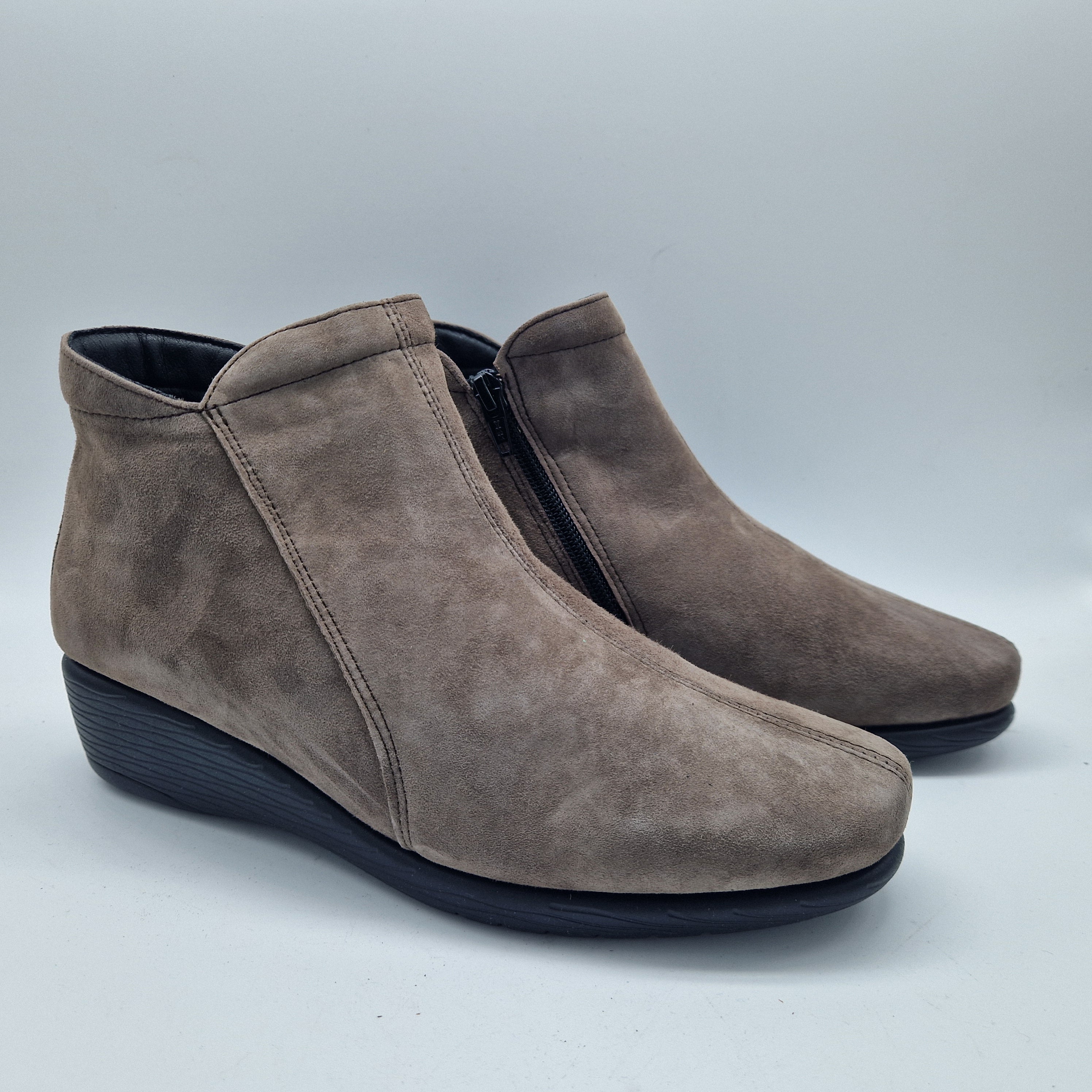 BOTÍN CÓMODO EN ANTE TAUPE