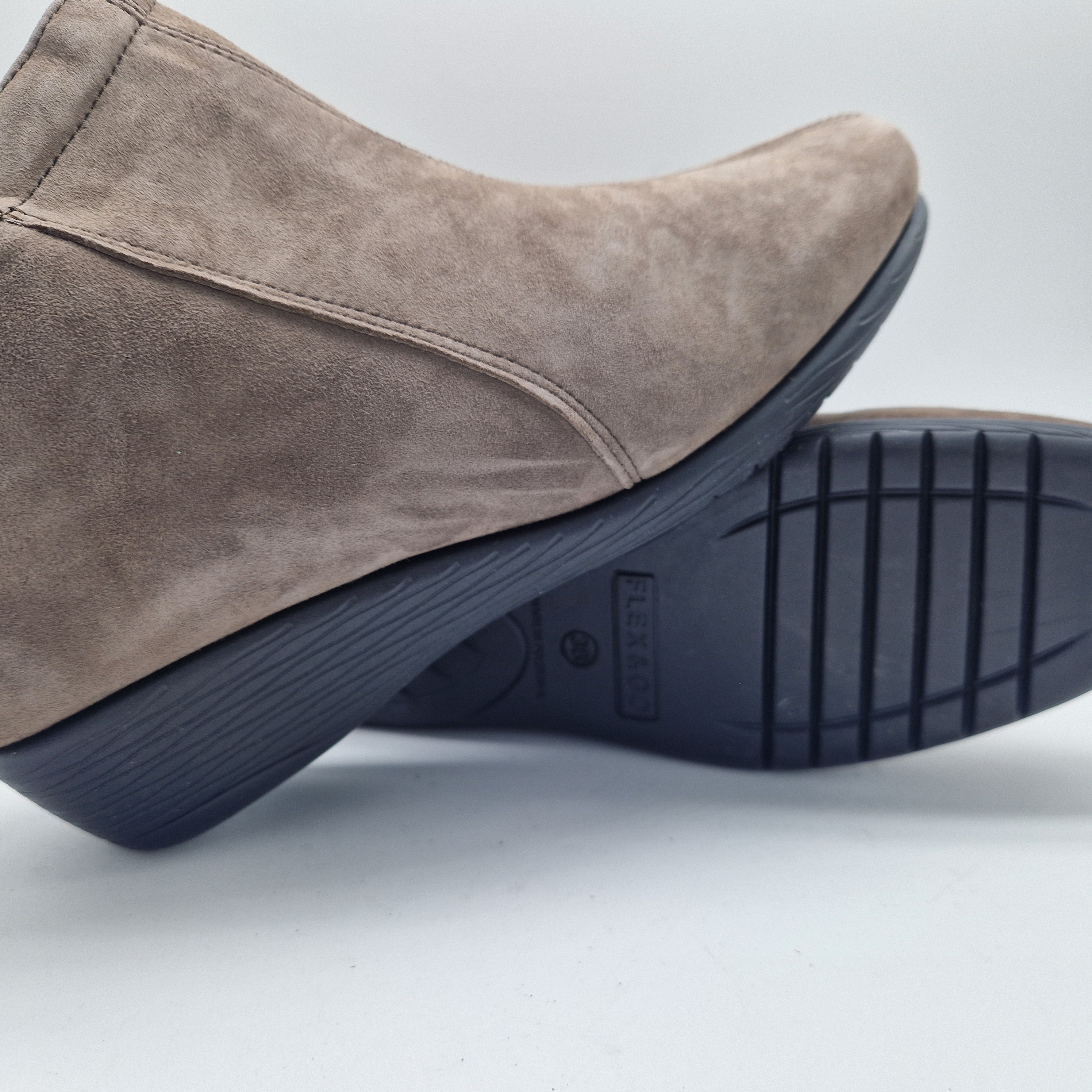 BOTÍN CÓMODO EN ANTE TAUPE