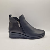 BOTÍN CÓMODO EN PIEL NEGRO