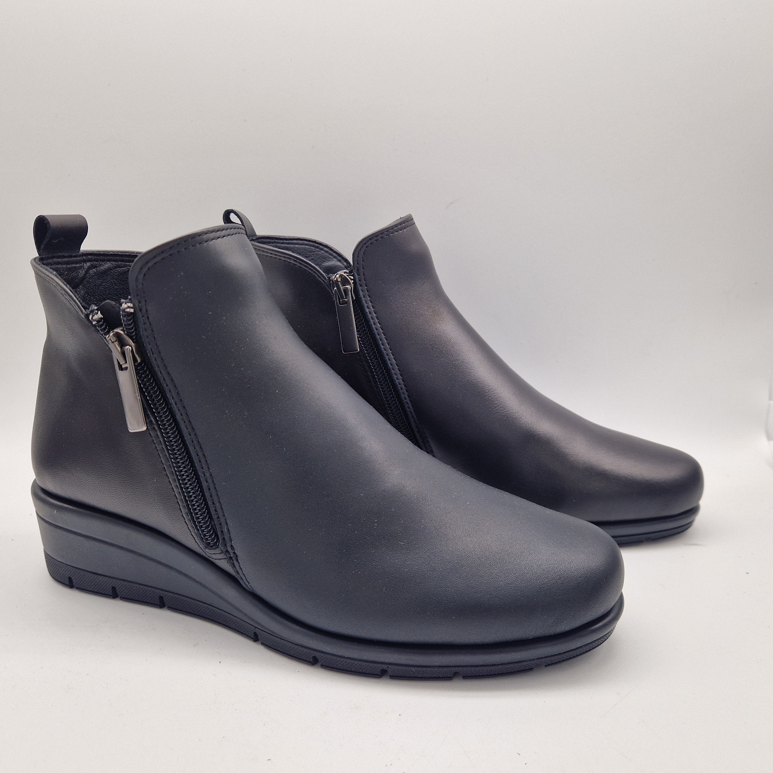 BOTÍN CÓMODO EN PIEL NEGRO