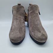 BOTÍN CÓMODO EN ANTE TAUPE