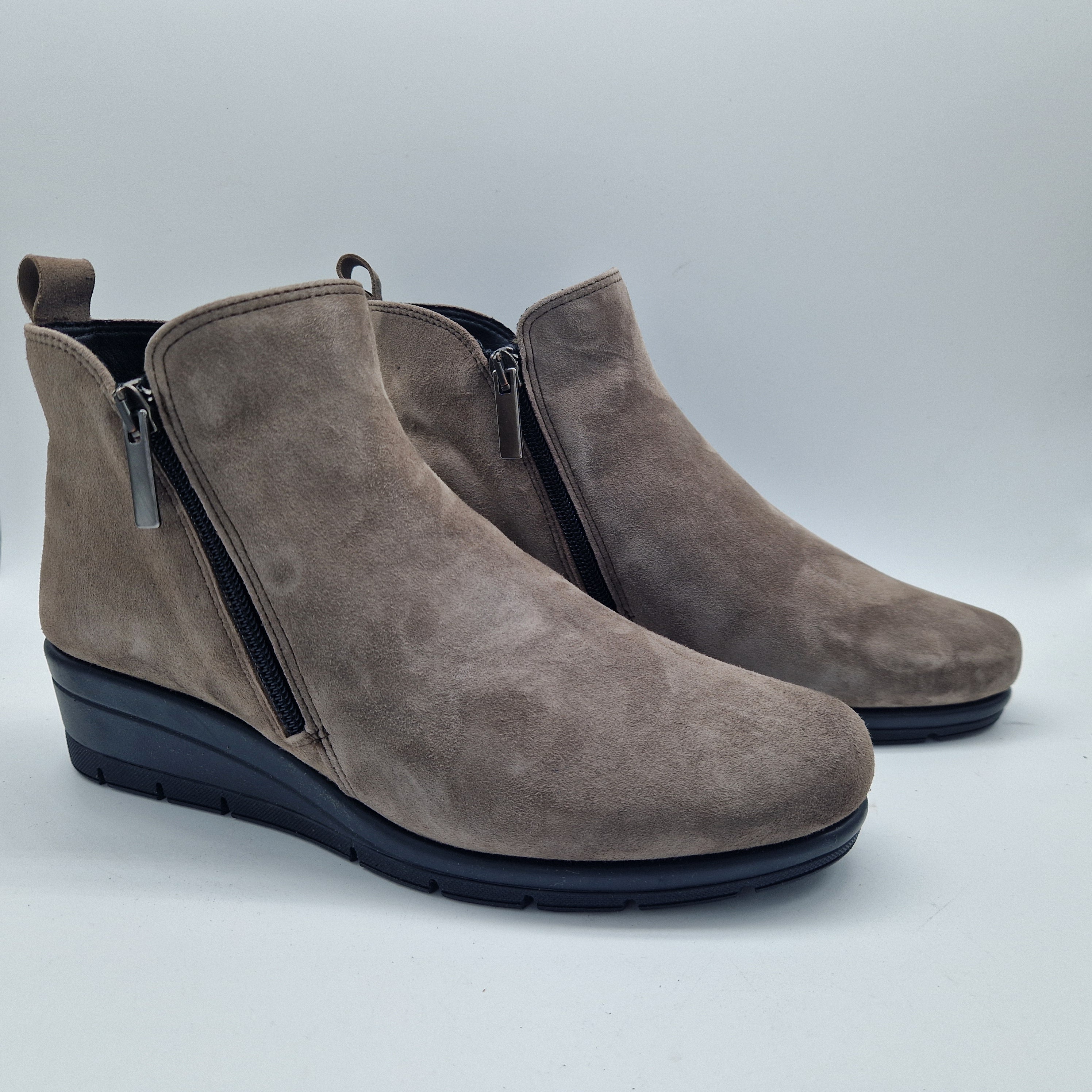 BOTÍN CÓMODO EN ANTE TAUPE