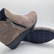 BOTÍN CÓMODO EN ANTE TAUPE