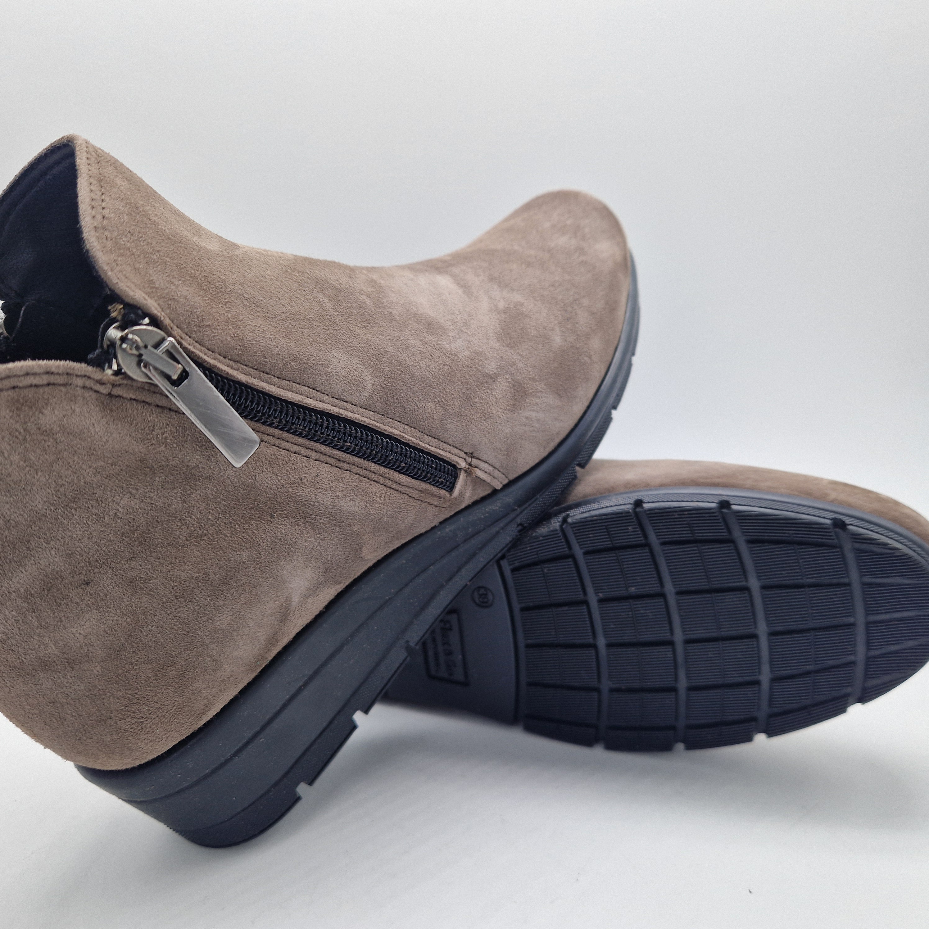 BOTÍN CÓMODO EN ANTE TAUPE