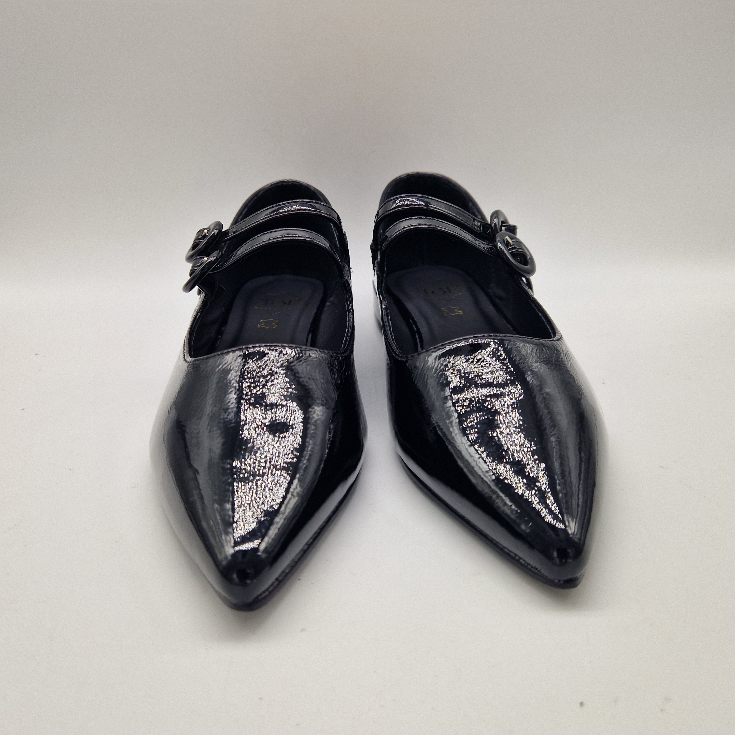 MERCEDES CON HEBILLAS EN CHAROL NEGRO