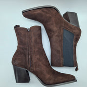 BOTÍN EN SERRAJE MARRÓN