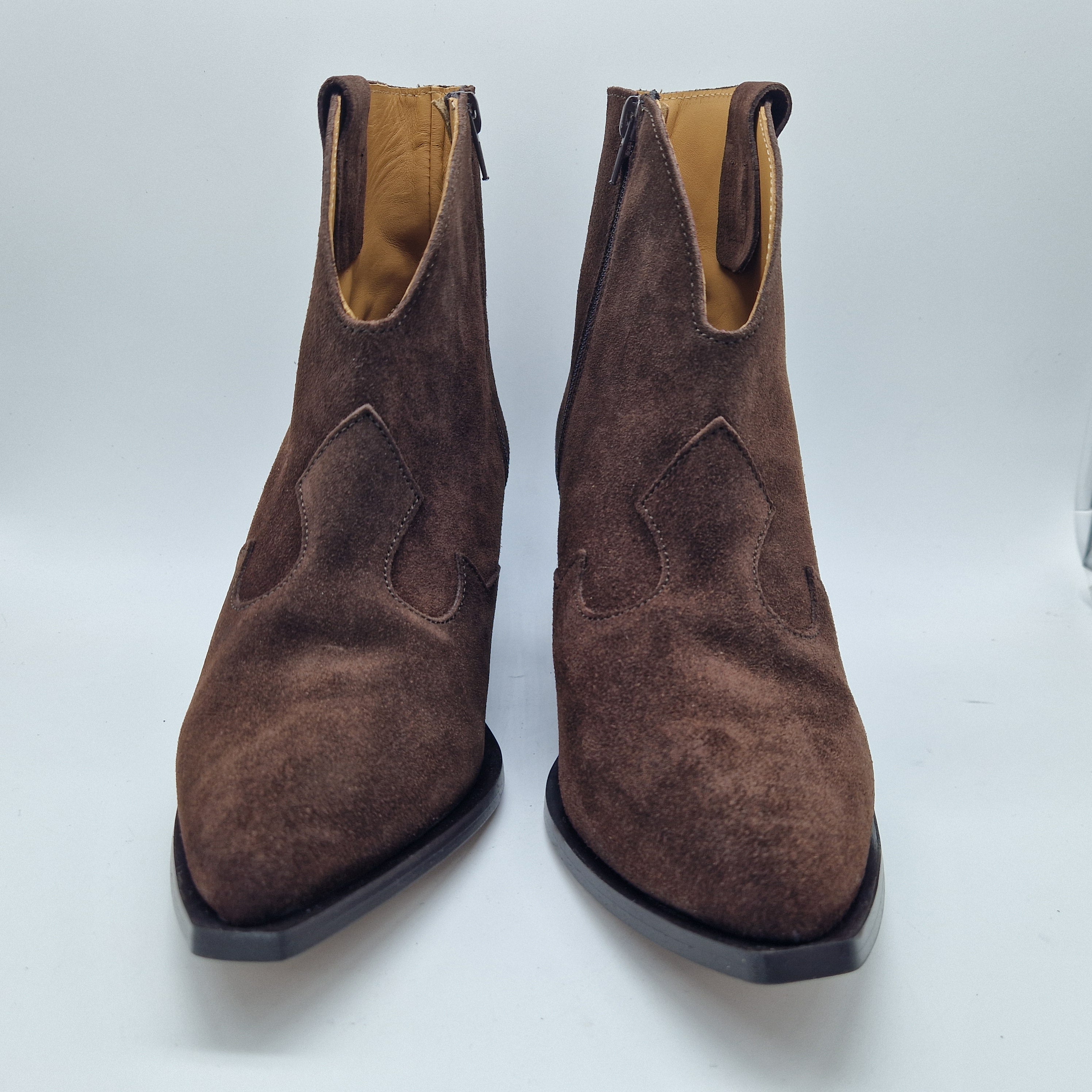 BOTÍN TIPO COW EN SERRAJE MOKA