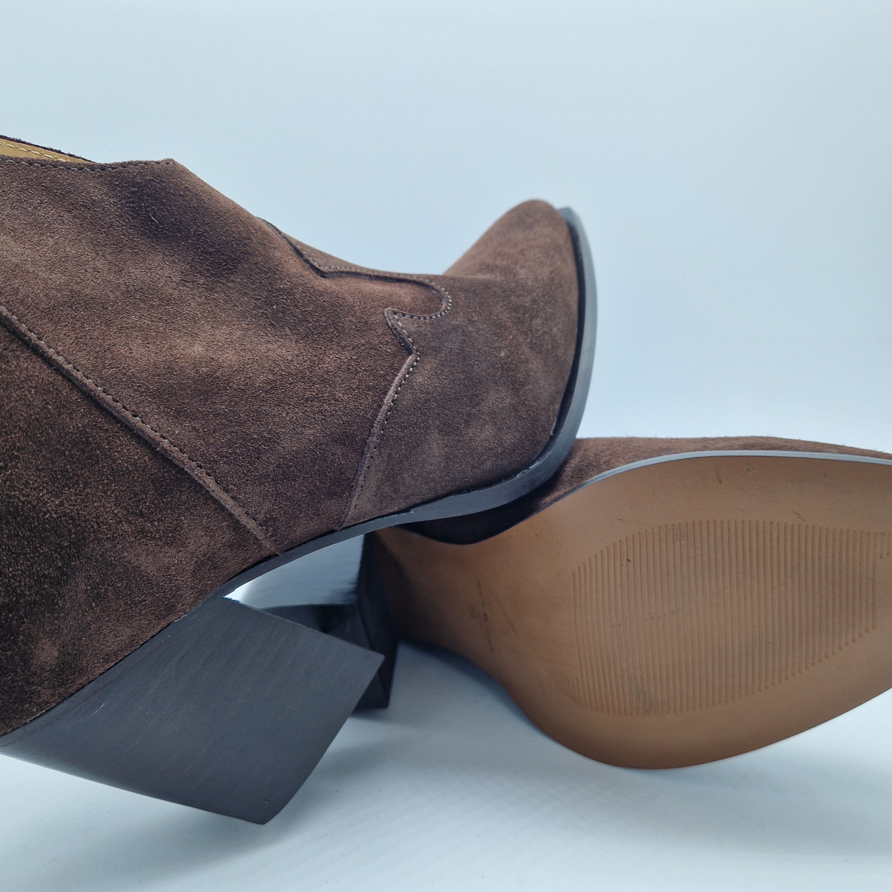 BOTÍN TIPO COW EN SERRAJE MOKA