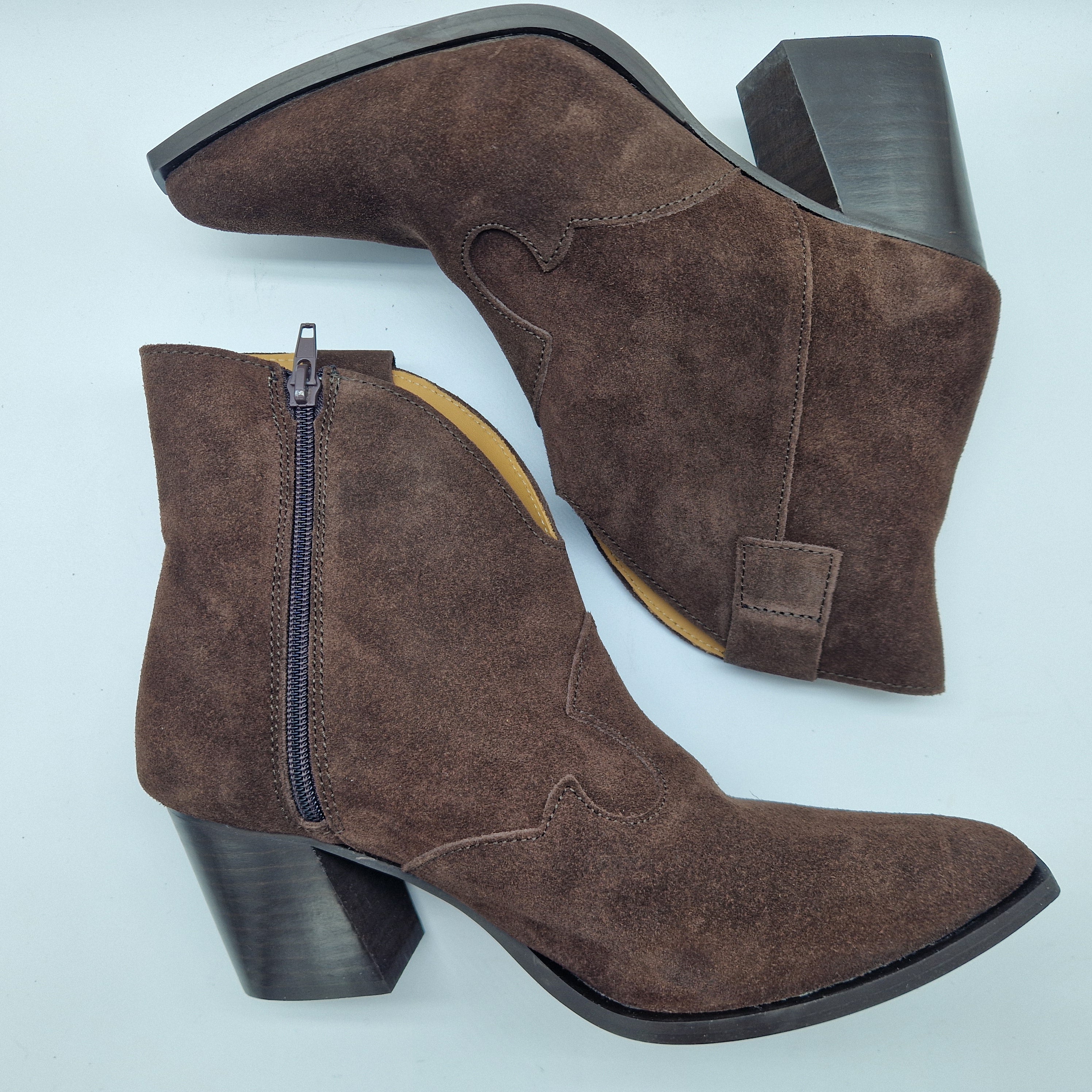 BOTÍN TIPO COW EN SERRAJE MOKA