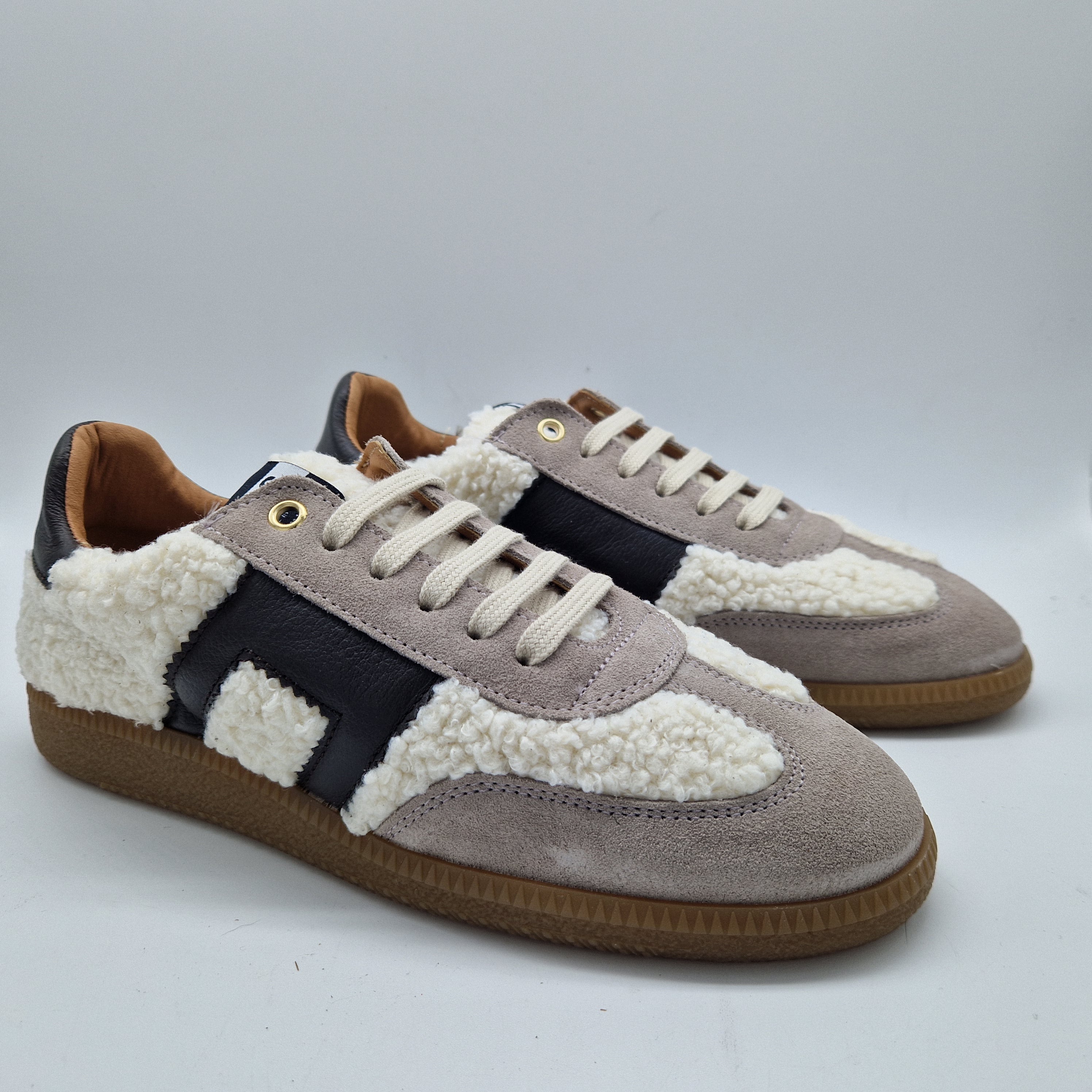 DEPOTIVO DE BORREGO EN TONOS BEIGE