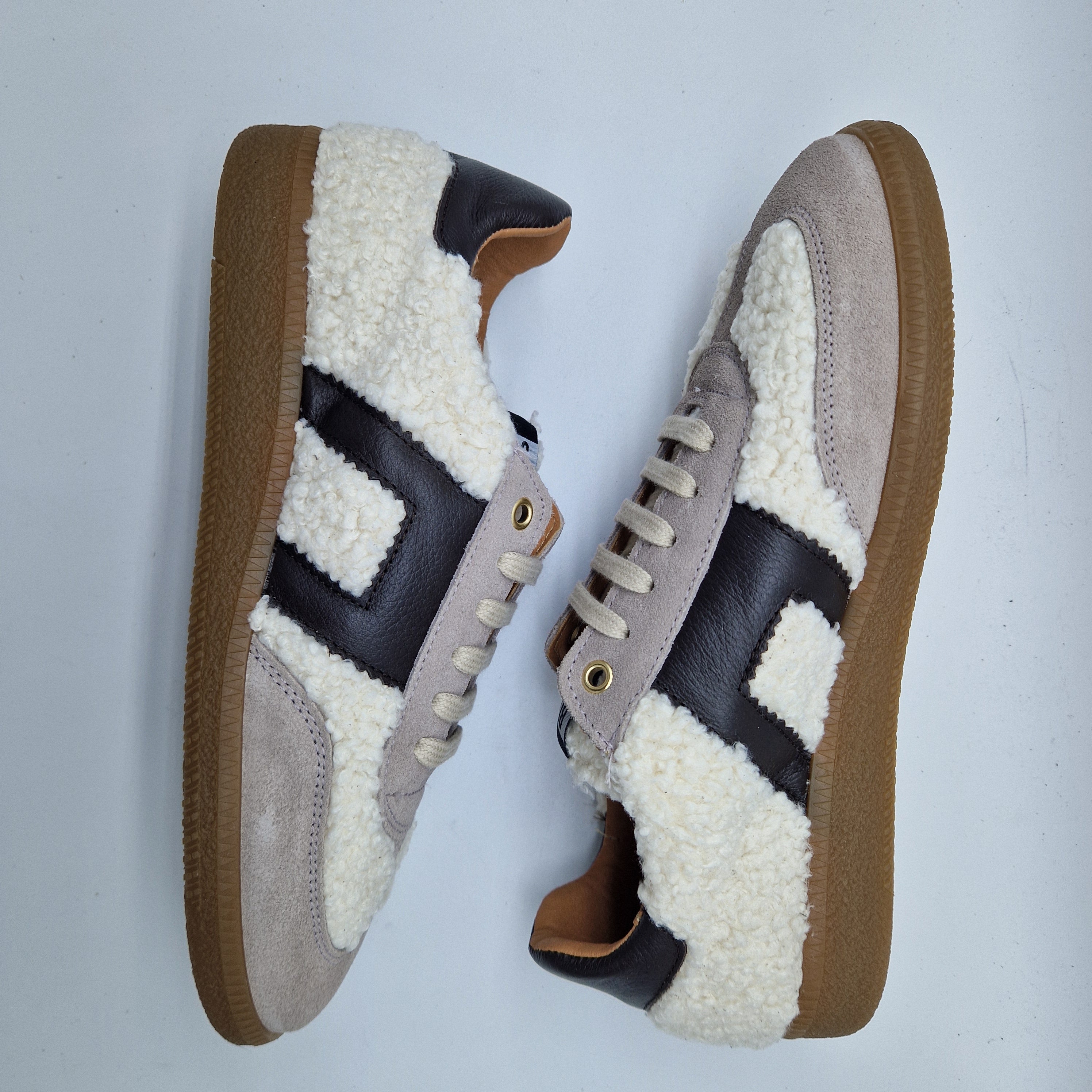 DEPOTIVO DE BORREGO EN TONOS BEIGE