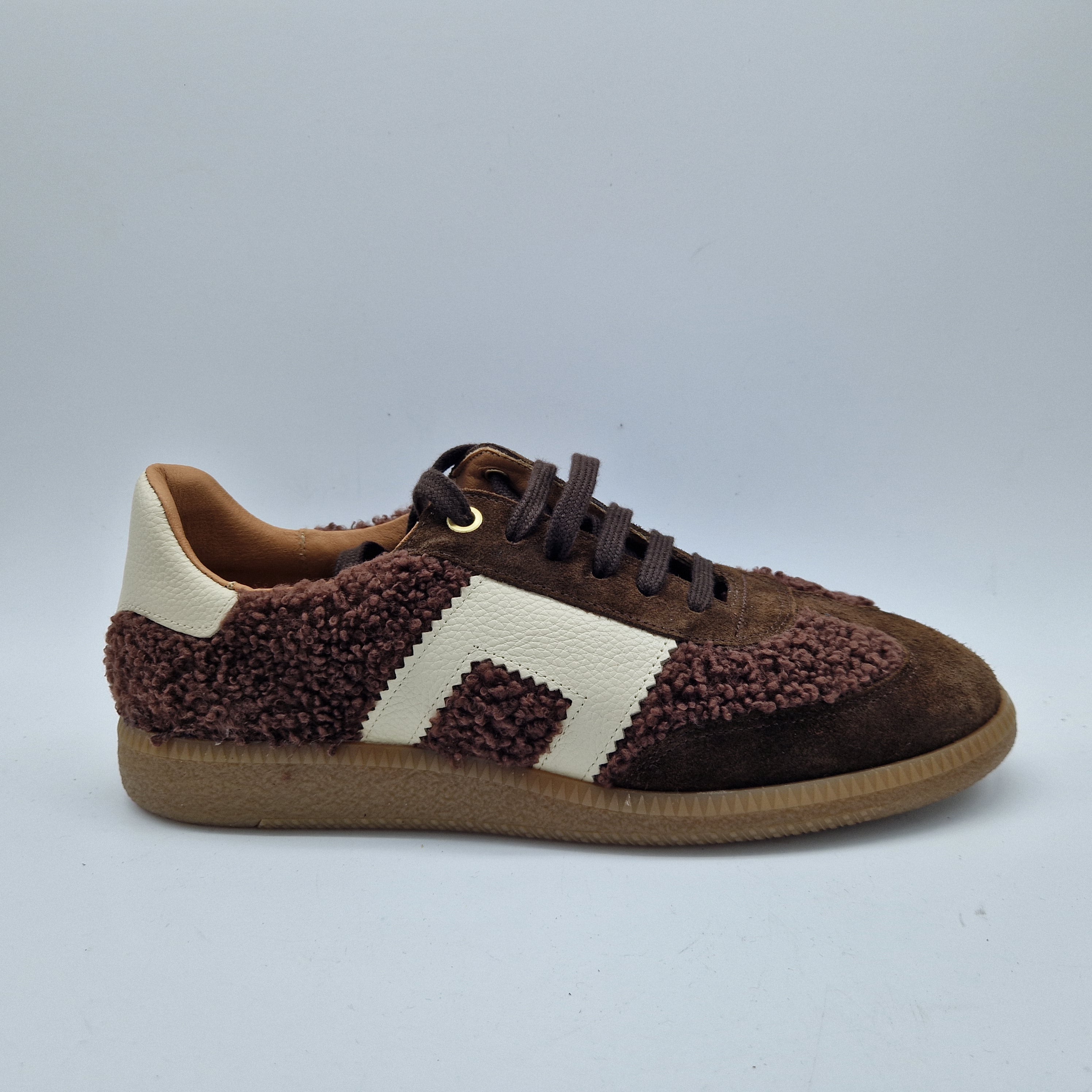 DEPORTIVO CON BORREGO EN TONOS MARRONES