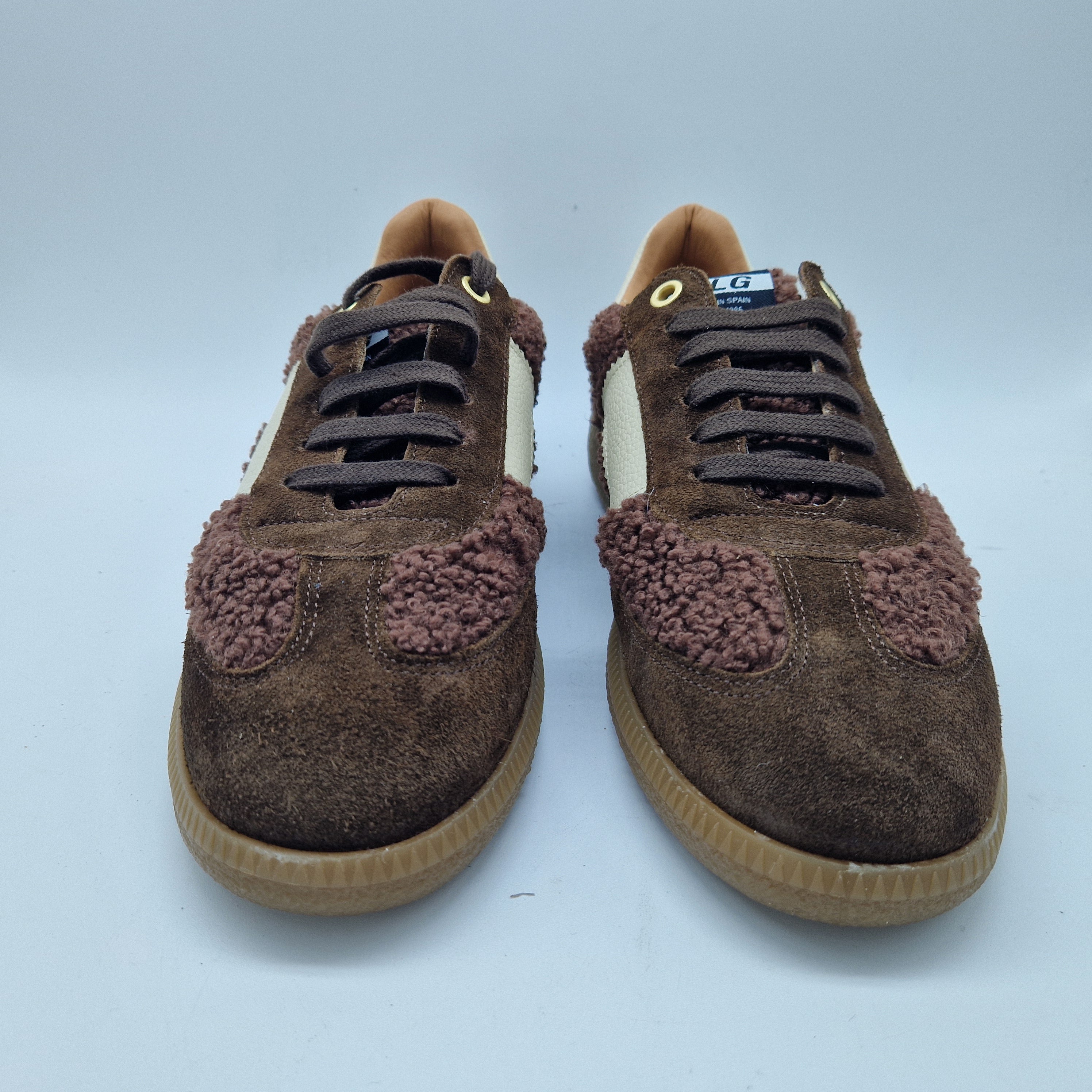 DEPORTIVO CON BORREGO EN TONOS MARRONES