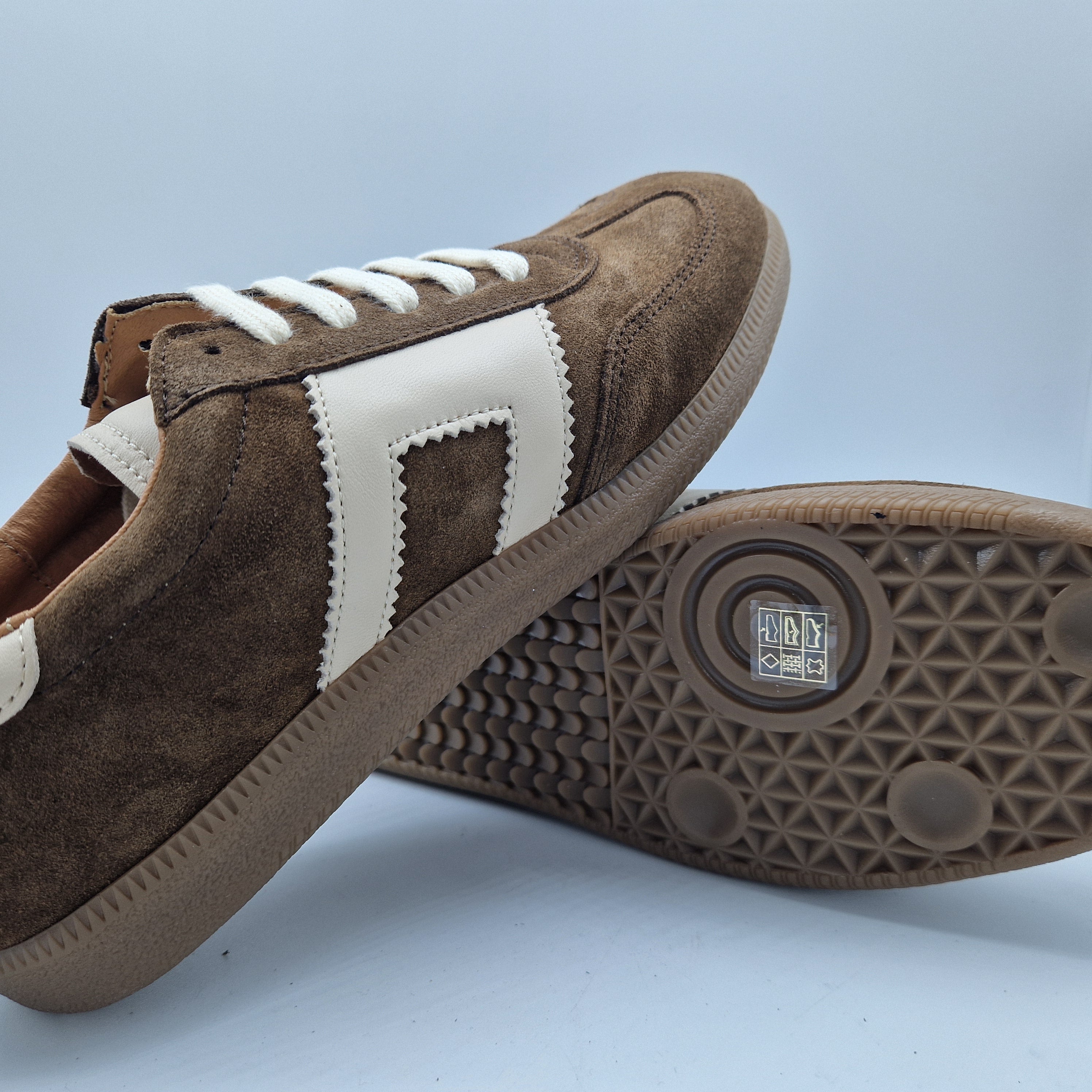 DEPORTIVO EN SERRAJE MARRÓN