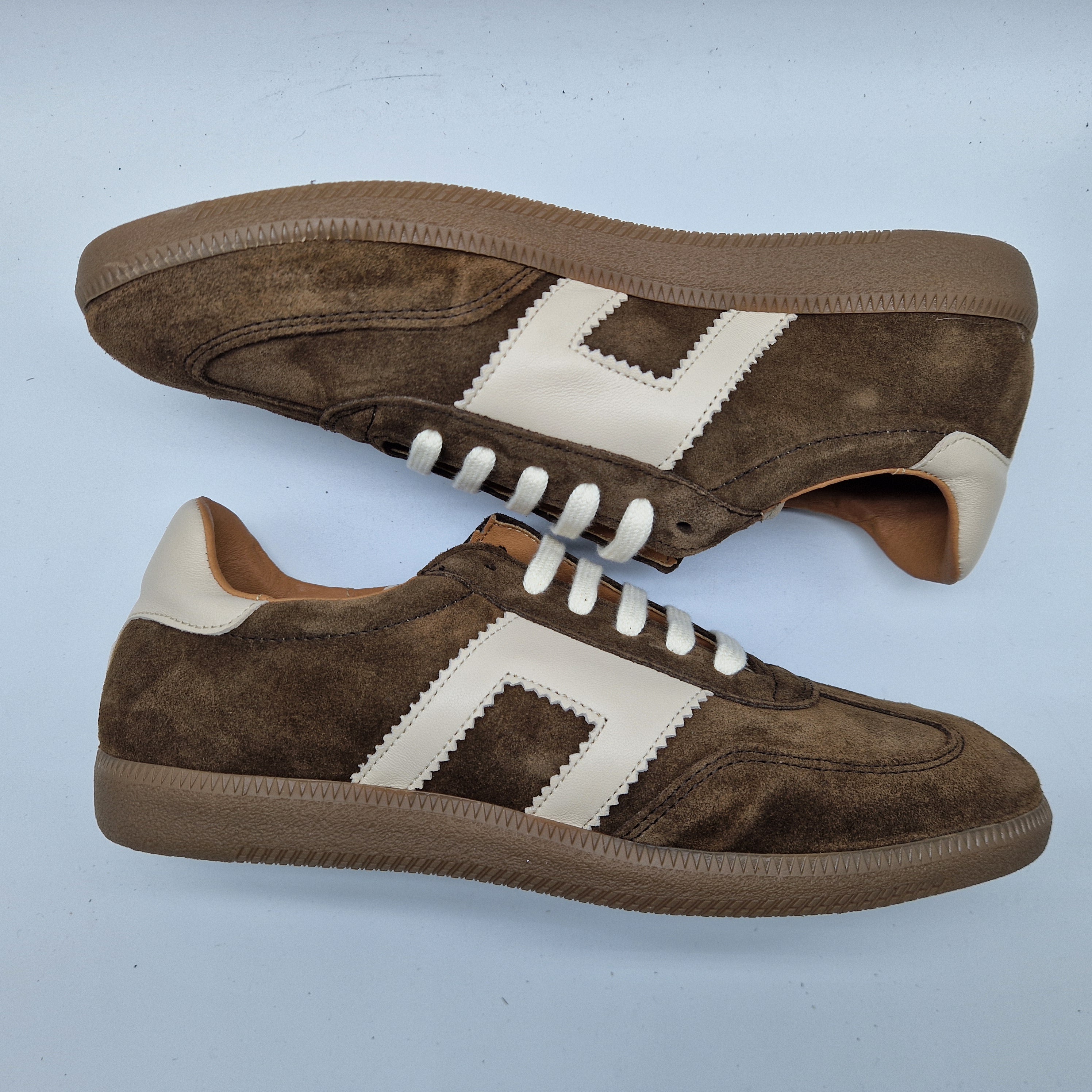 DEPORTIVO EN SERRAJE MARRÓN