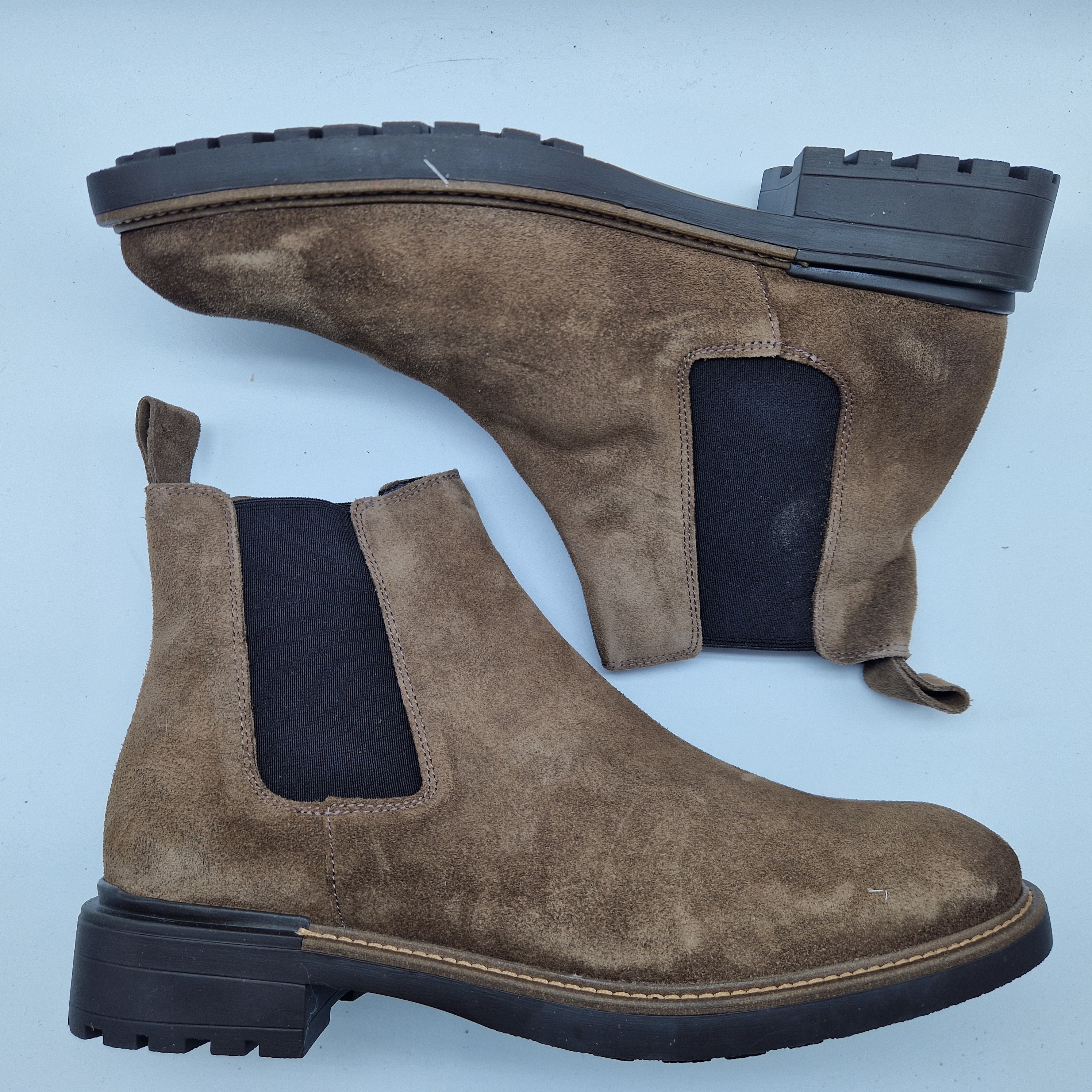 BOTITA CHELSEA EN SERRAJE TAUPE