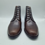 BOTÍN LISO EN PIEL ENGRASADA MARRÓN