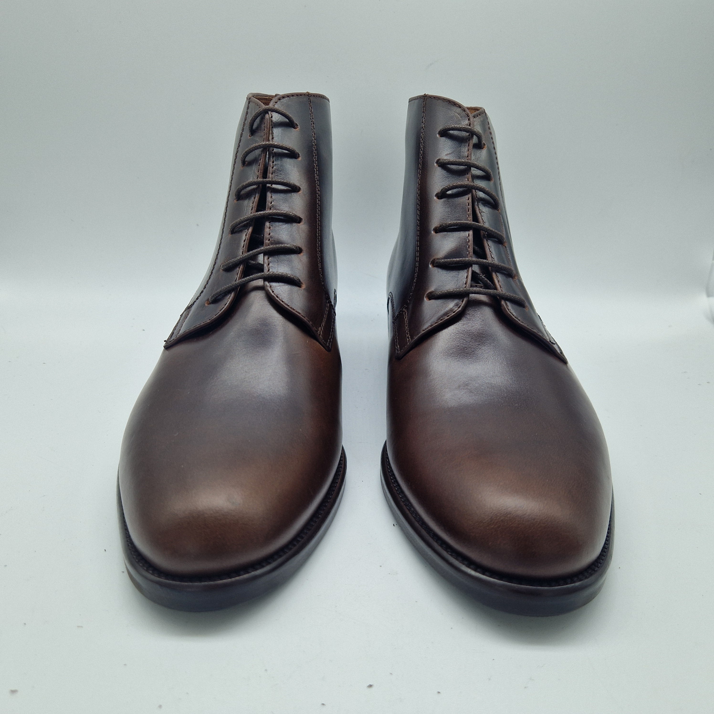 BOTÍN LISO EN PIEL ENGRASADA MARRÓN