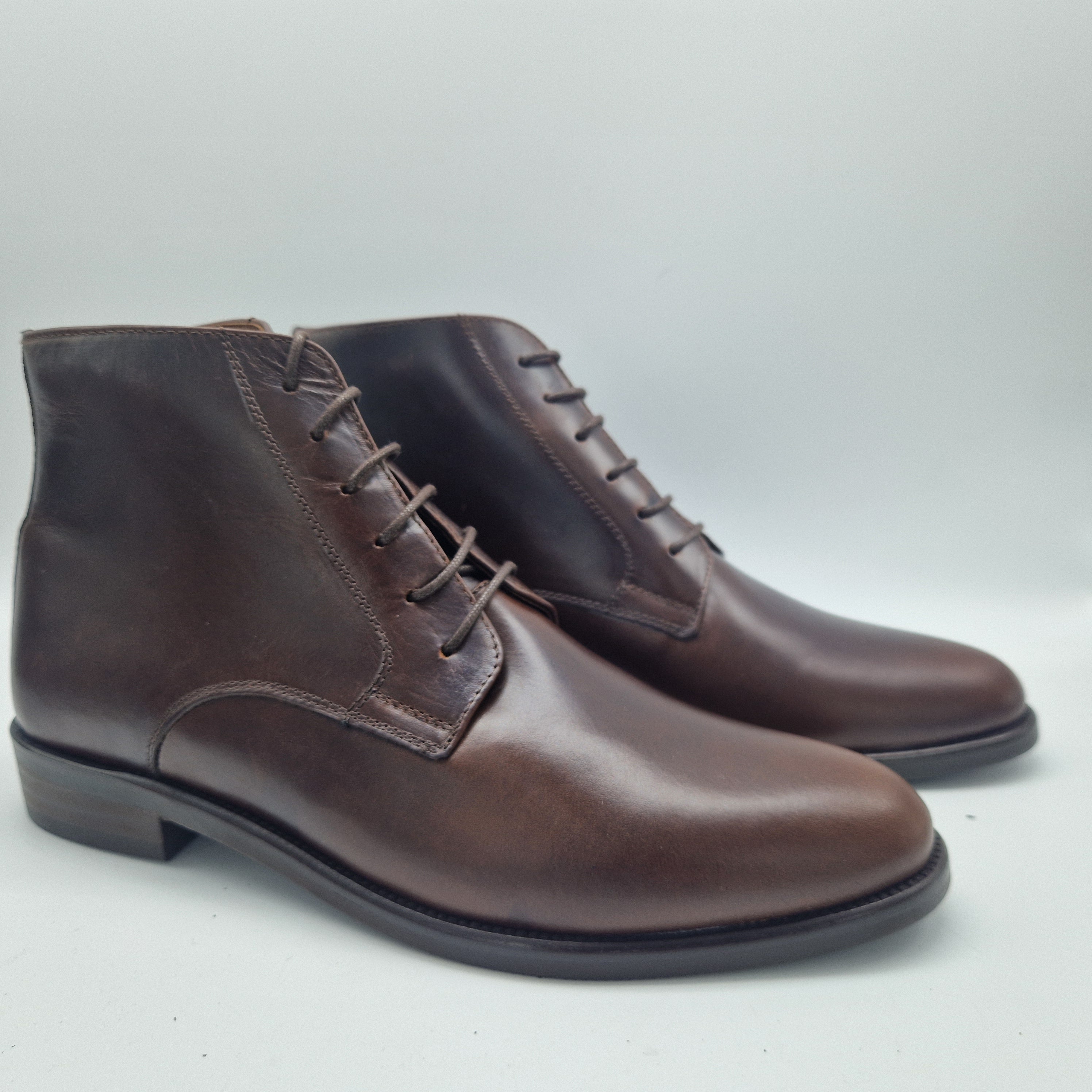 BOTÍN LISO EN PIEL ENGRASADA MARRÓN