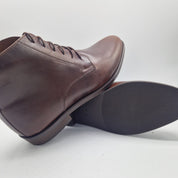 BOTÍN LISO EN PIEL ENGRASADA MARRÓN