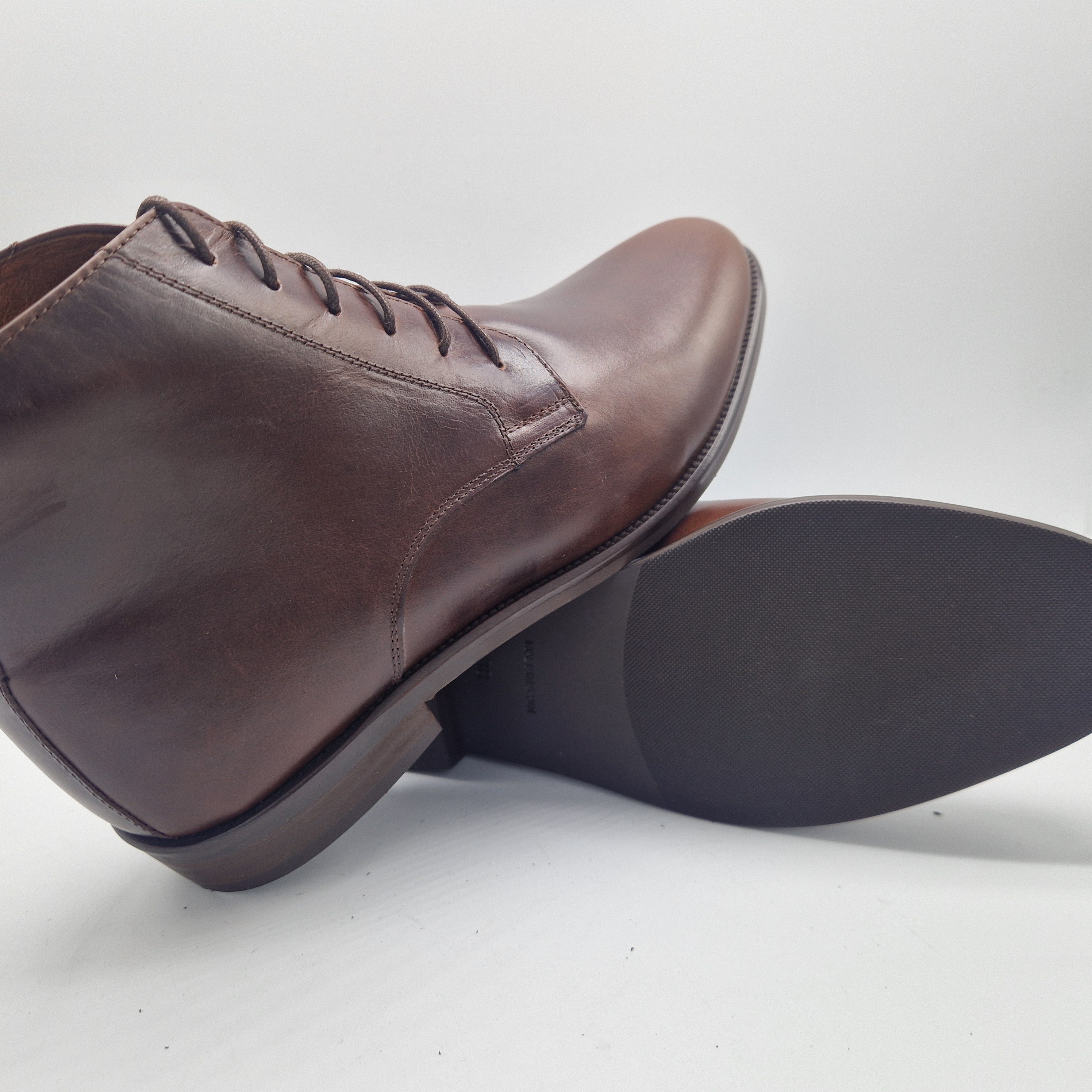 BOTÍN LISO EN PIEL ENGRASADA MARRÓN